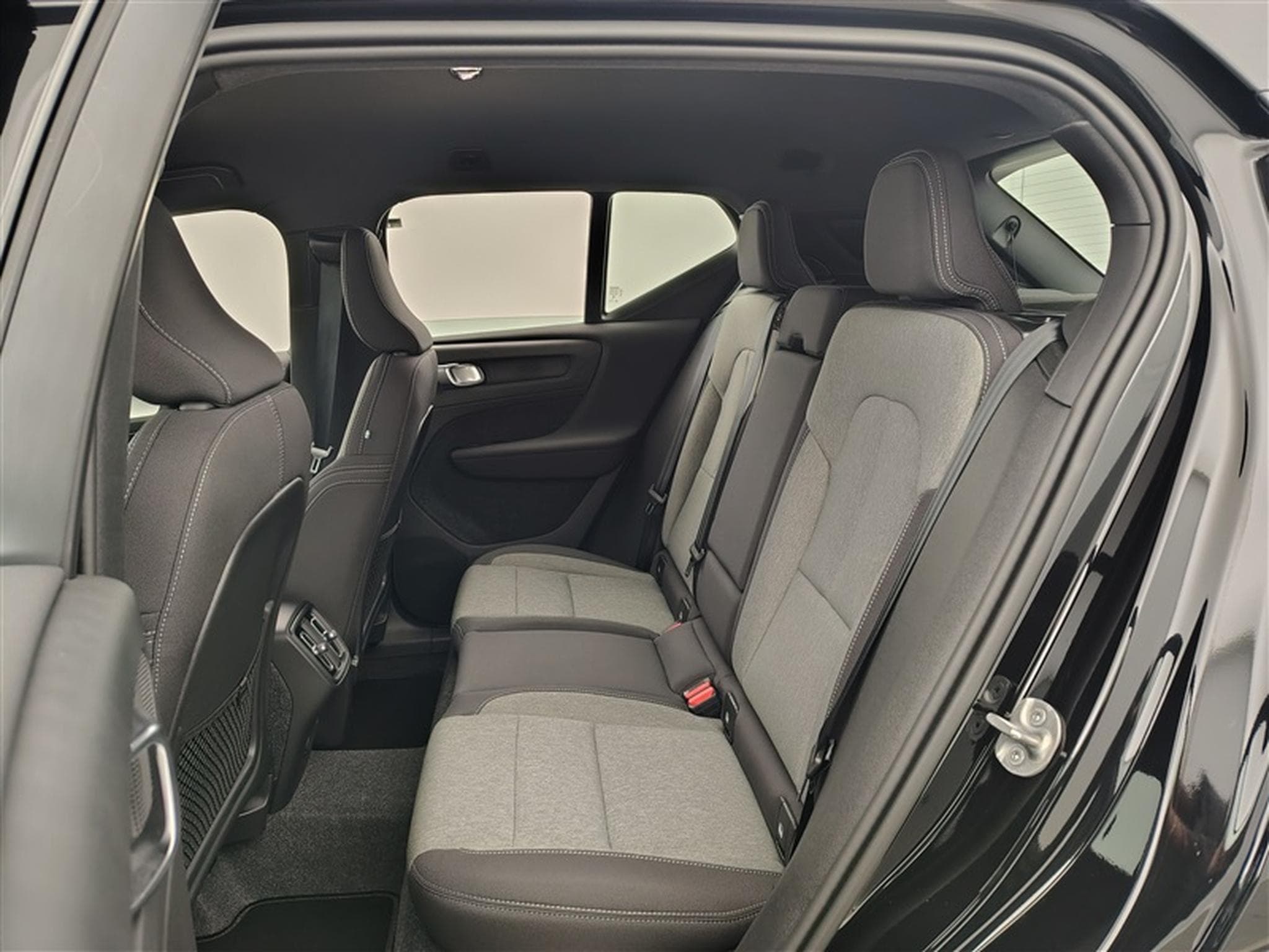 Volvo XC40 2.0 B3 Geartronic NAVI / FULL LED / HARMANN KARDON / CAMERA (2026) - Foto 13
