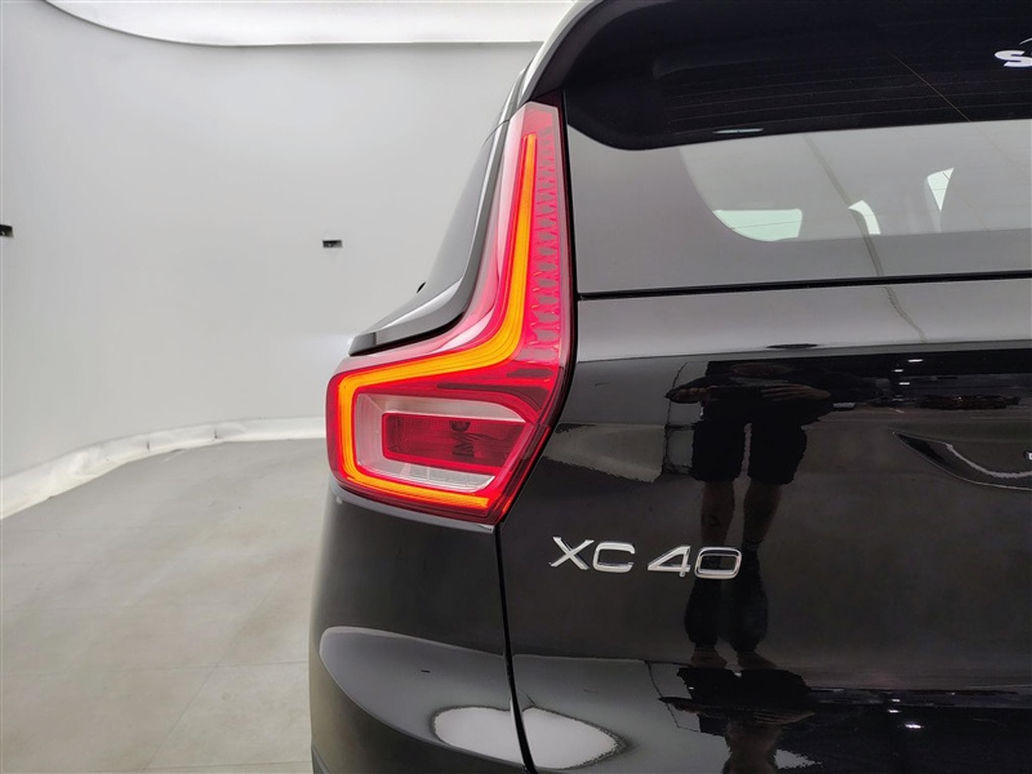 Volvo XC40 2.0 B3 Geartronic NAVI / FULL LED / HARMANN KARDON / CAMERA (2026) - Foto 16