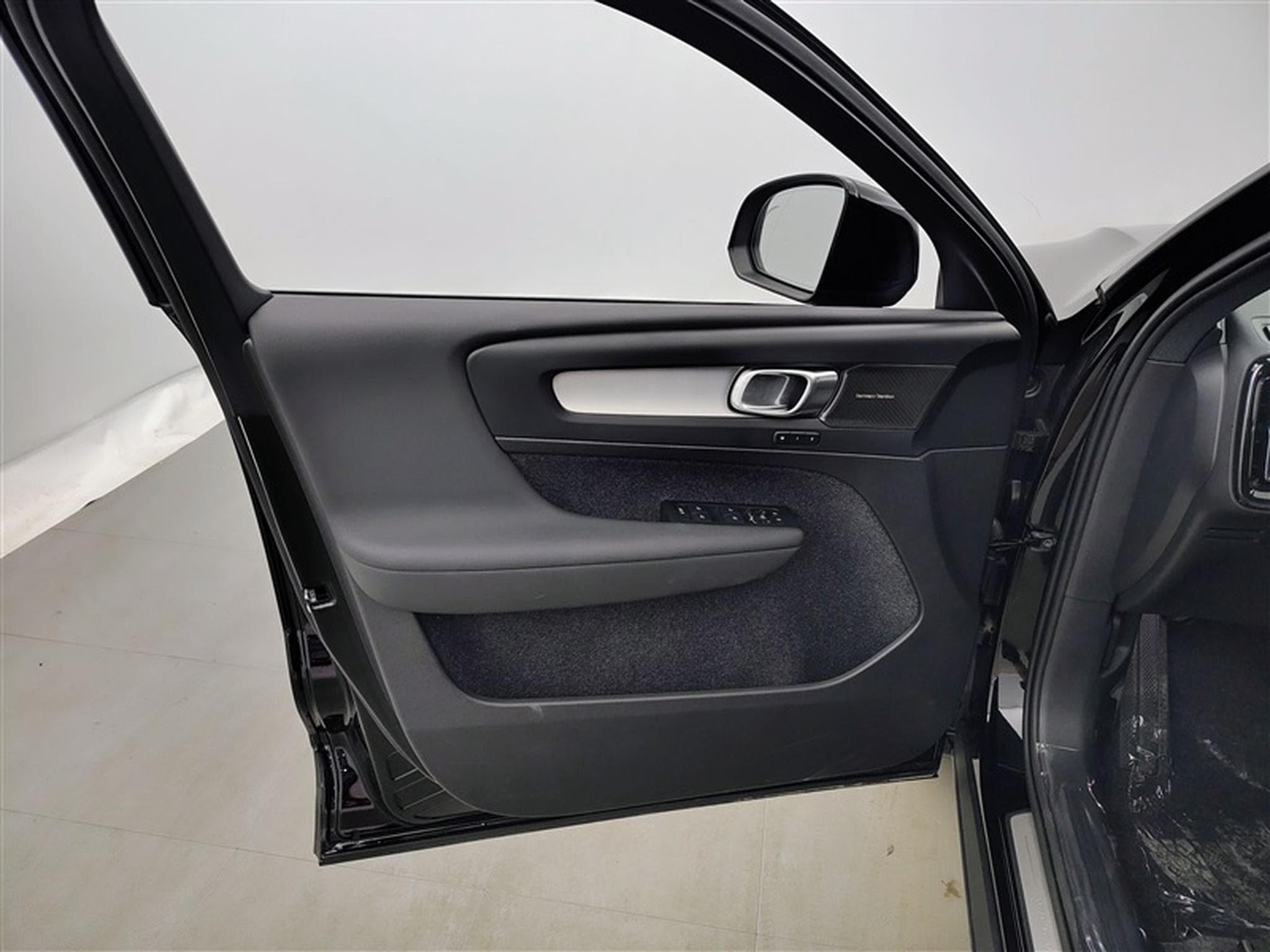 Volvo XC40 2.0 B3 Geartronic NAVI / FULL LED / HARMANN KARDON / CAMERA (2026) - Foto 17