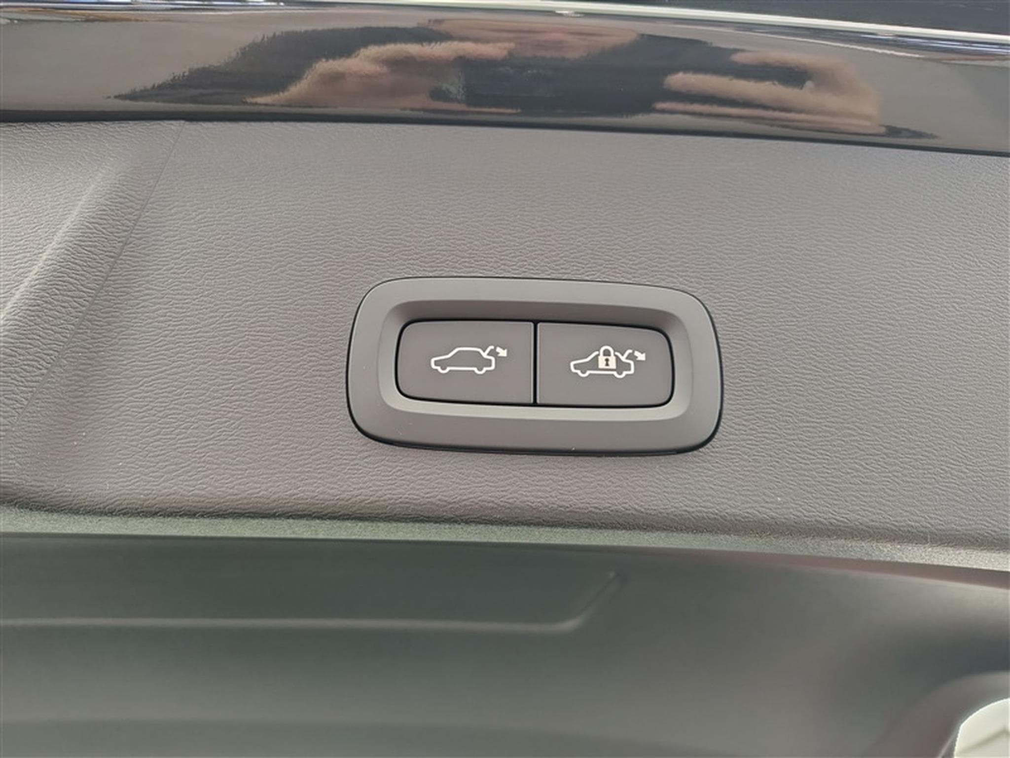 Volvo XC40 2.0 B3 Geartronic NAVI / FULL LED / HARMANN KARDON / CAMERA (2026) - Foto 19