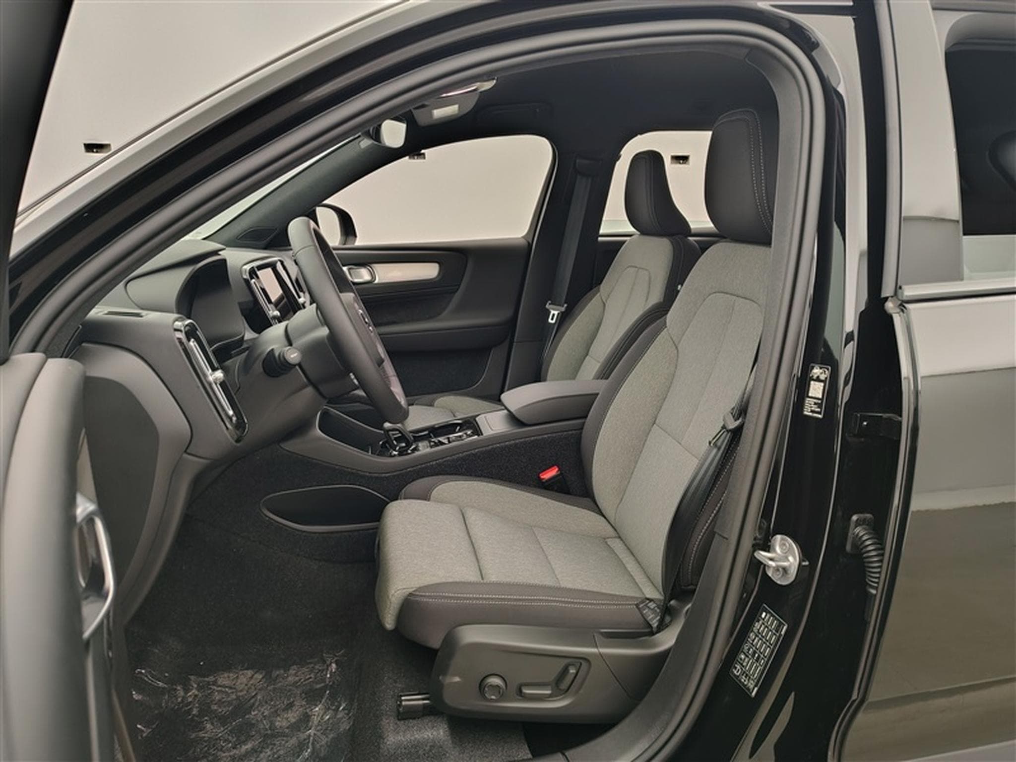 Volvo XC40 2.0 B3 Geartronic NAVI / FULL LED / HARMANN KARDON / CAMERA (2026) - Foto 7