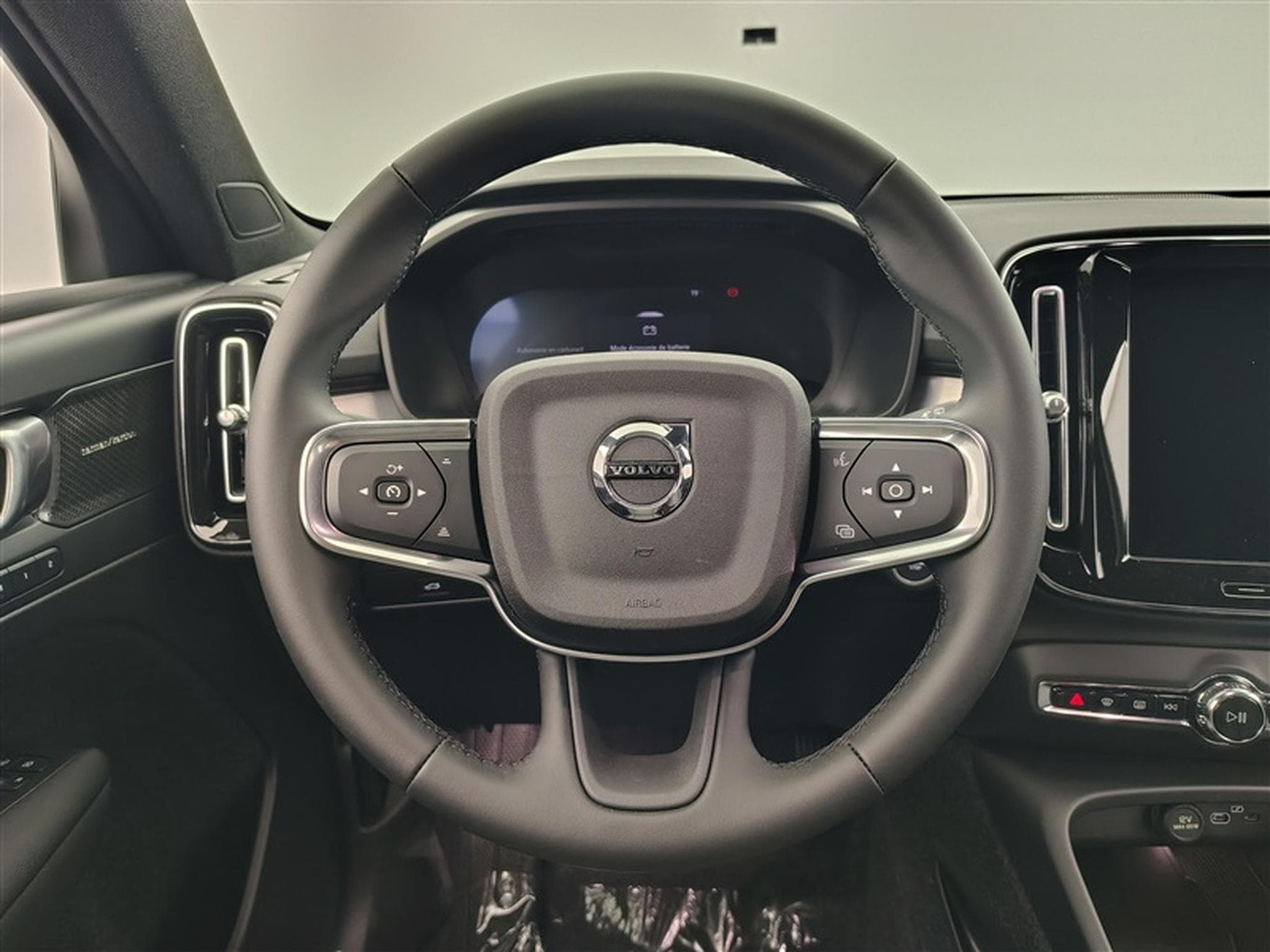 Volvo XC40 2.0 B3 Geartronic NAVI / FULL LED / HARMANN KARDON / CAMERA (2026) - Foto 9