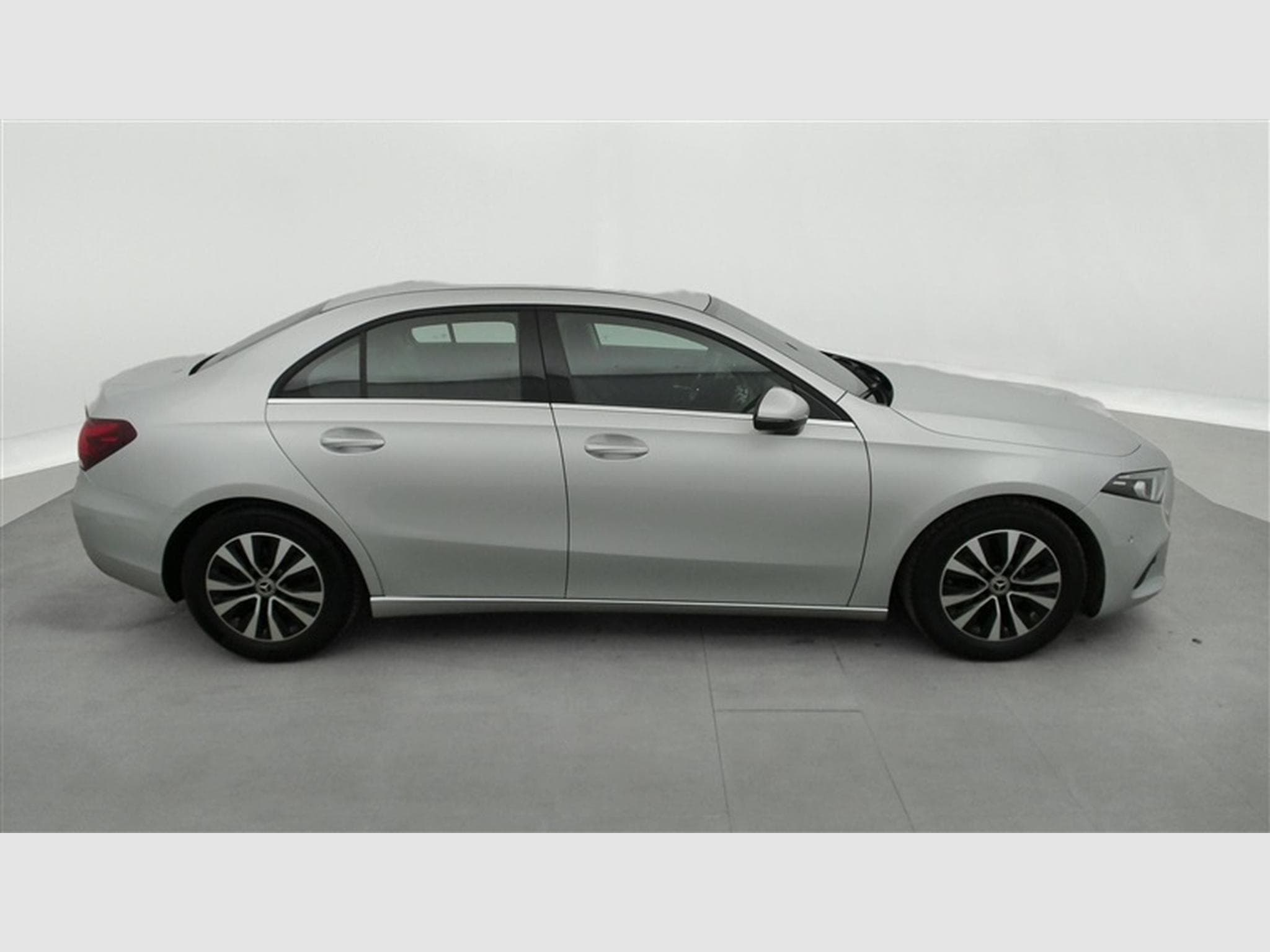 Mercedes A 180 A 180 d Business Solution S-CUIR/NAVI/FULL LED (2022) - Photo 23