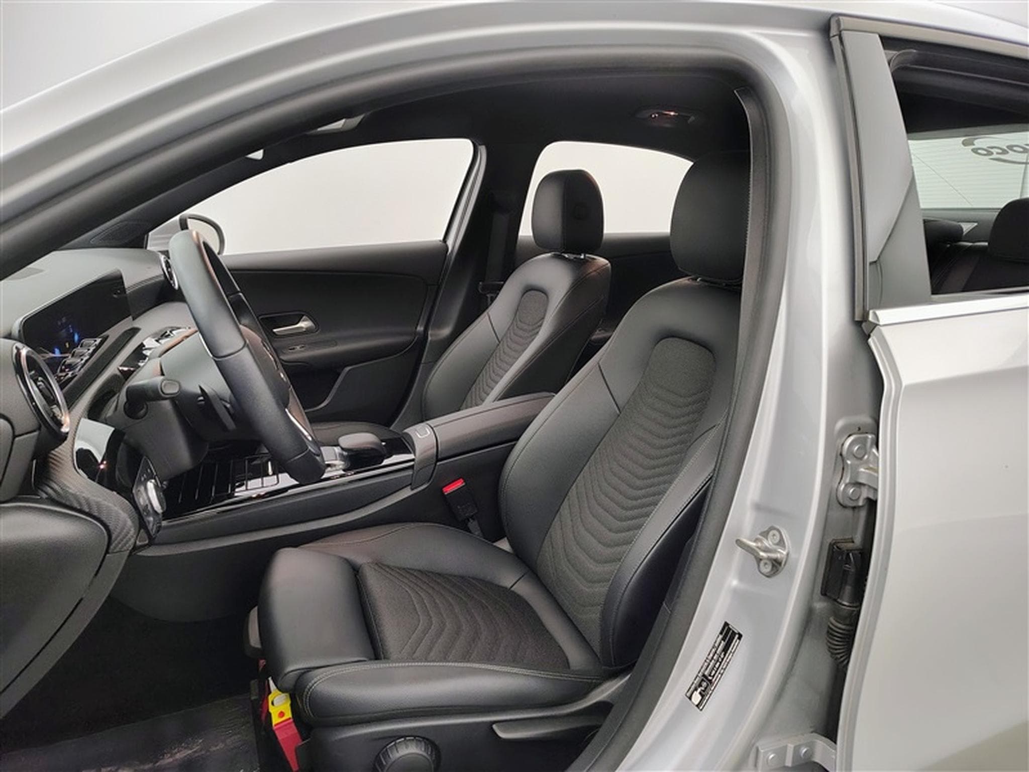Mercedes A 180 A 180 d Business Solution S-CUIR/NAVI/FULL LED (2022) - Photo 7
