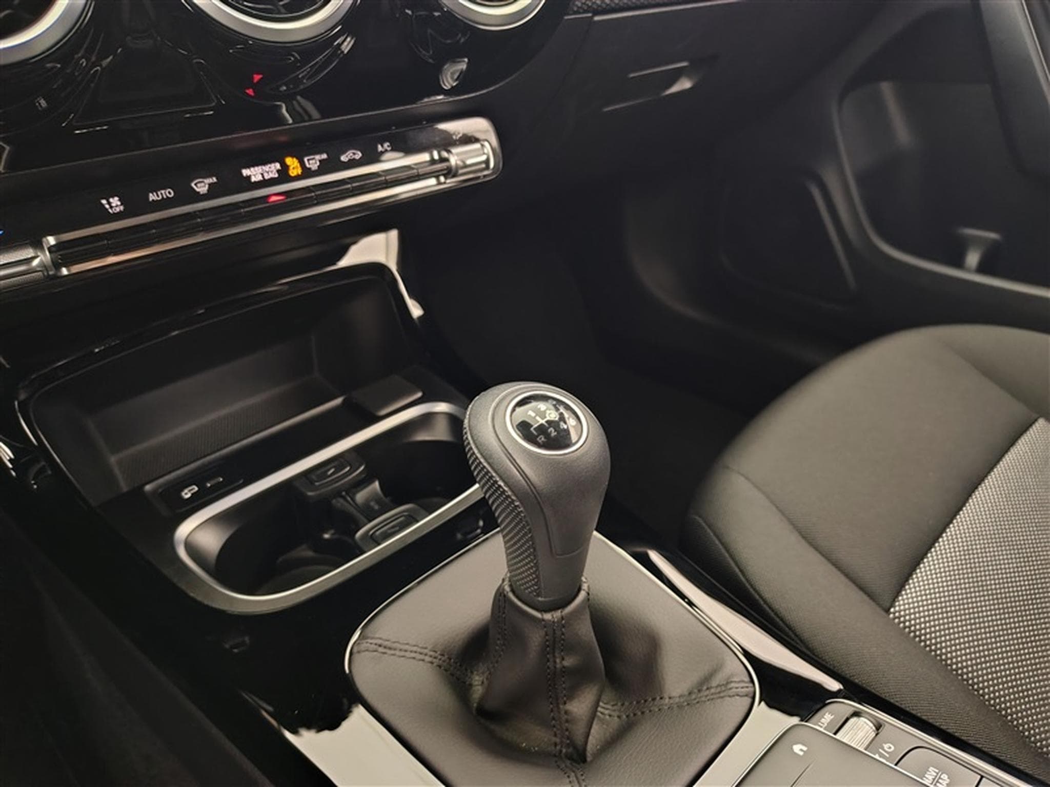 Mercedes CLA 180 CLA 180 Business Solution NAVI/JA/PDC AV AR (2022) - Photo 12