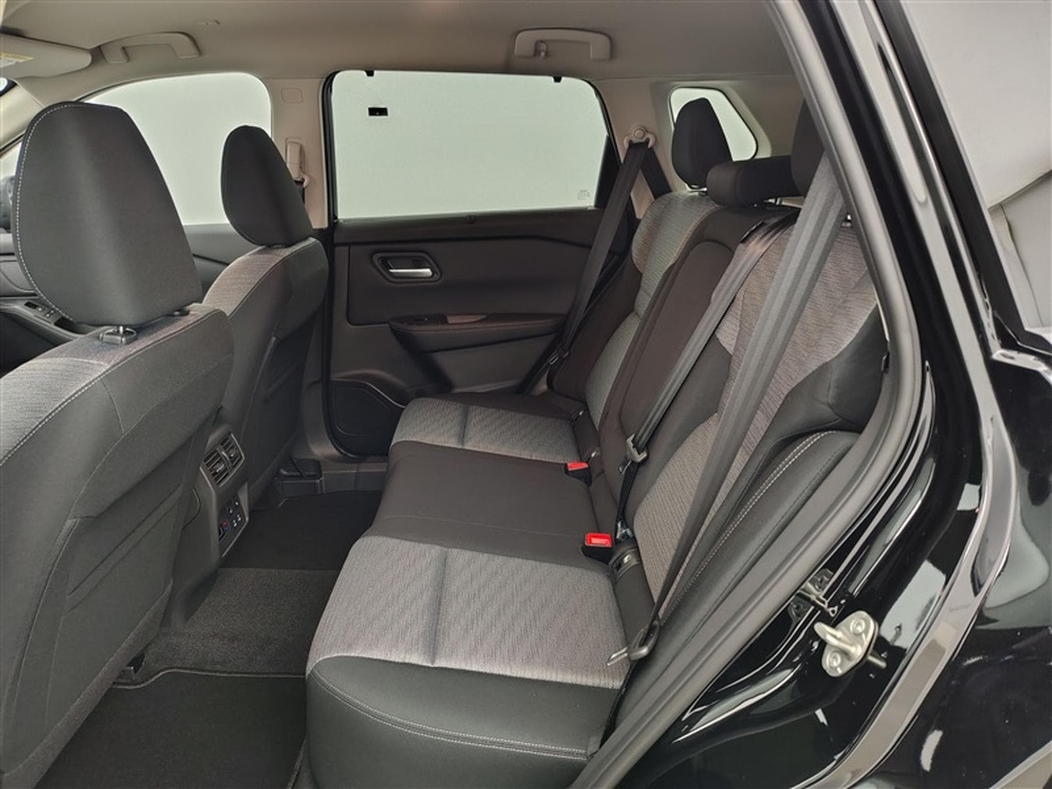 Nissan X-Trail 1.5 DIG-T 2WD X-Tronic N-Connecta NAVI / FULL LED / CAMERA (2026) - Photo 13