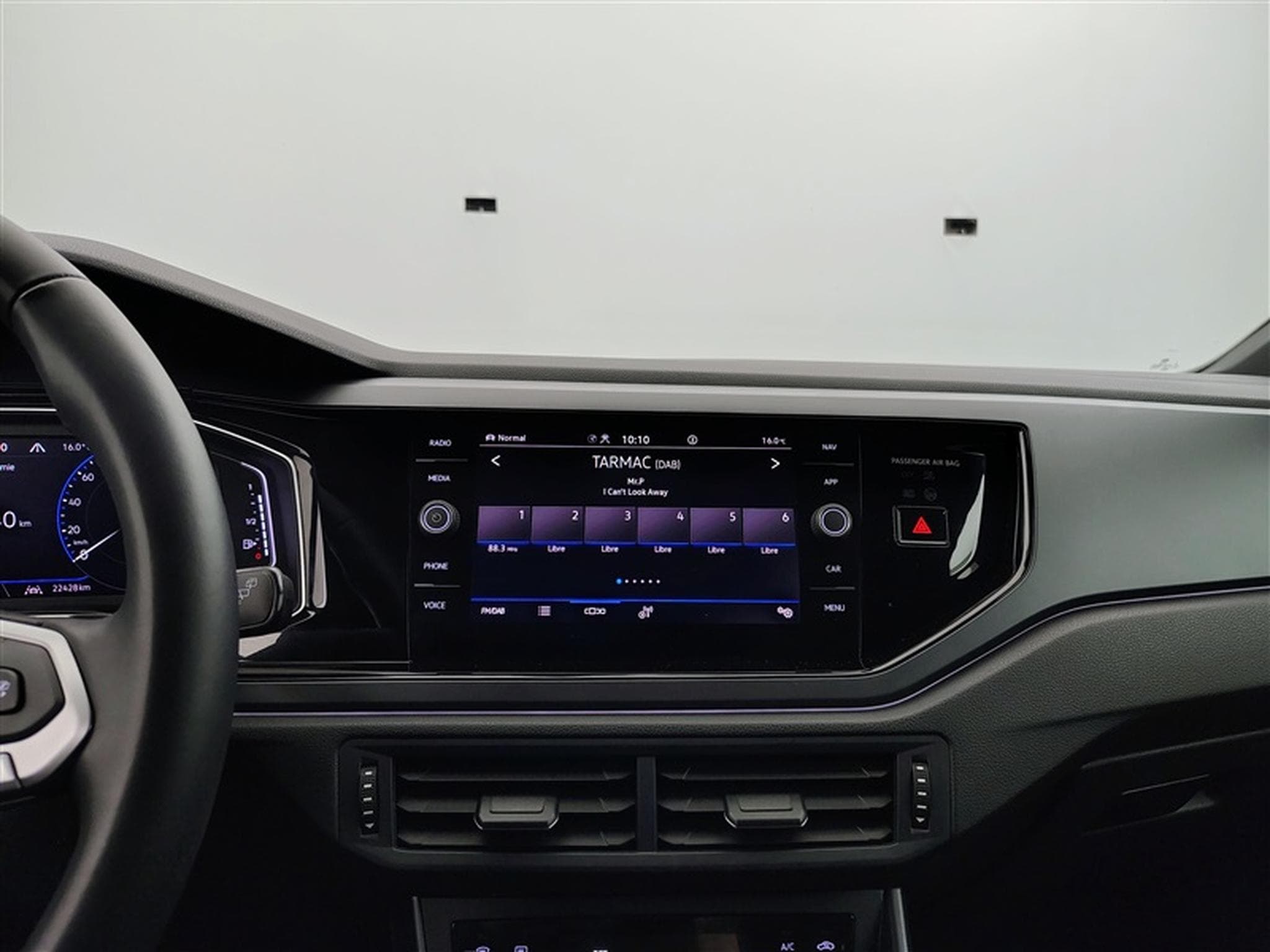 VW Taigo 1.0 TSI 115cv DSG R-Line CARPLAY / FULL LED / CAMERA / JA 18 (2025) - Photo 10