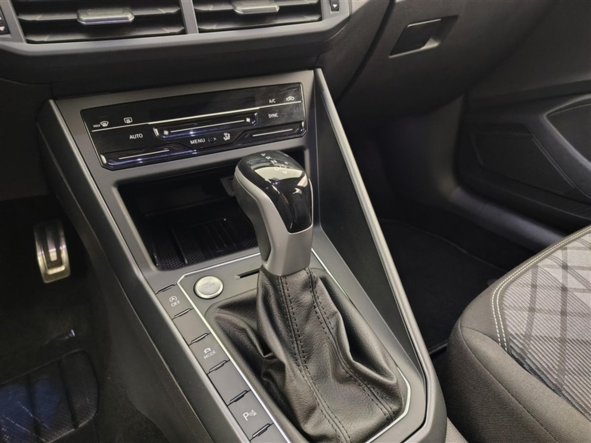 VW Taigo 1.0 TSI 115cv DSG R-Line CARPLAY / FULL LED / CAMERA / JA 18 (2025) - Photo 11