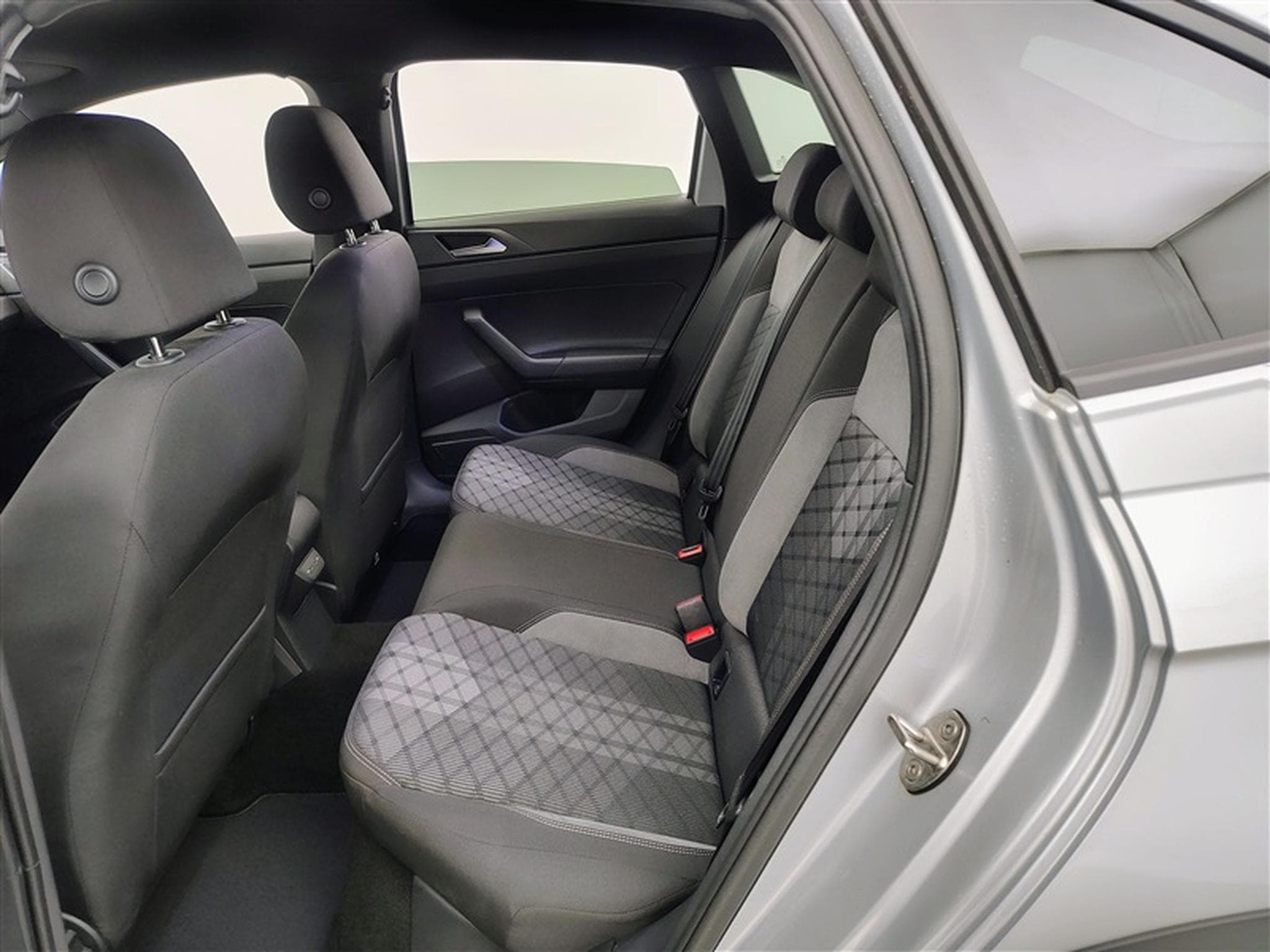 VW Taigo 1.0 TSI 115cv DSG R-Line CARPLAY / FULL LED / CAMERA / JA 18 (2025) - Photo 12