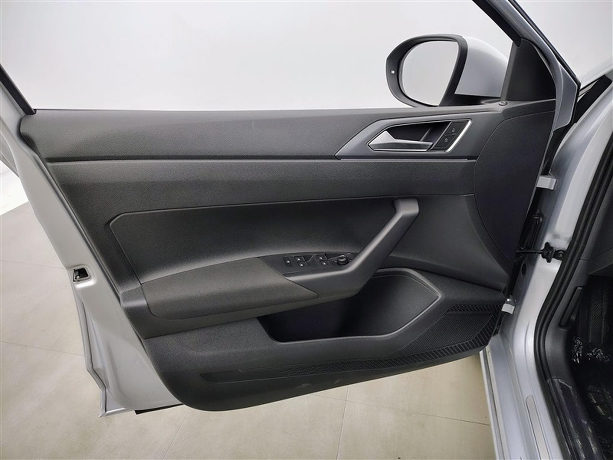 VW Taigo 1.0 TSI 115cv DSG R-Line CARPLAY / FULL LED / CAMERA / JA 18 (2025) - Photo 16
