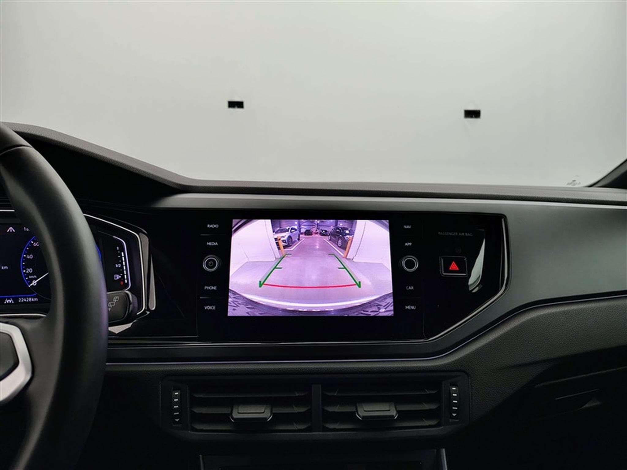 VW Taigo 1.0 TSI 115cv DSG R-Line CARPLAY / FULL LED / CAMERA / JA 18 (2025) - Photo 17