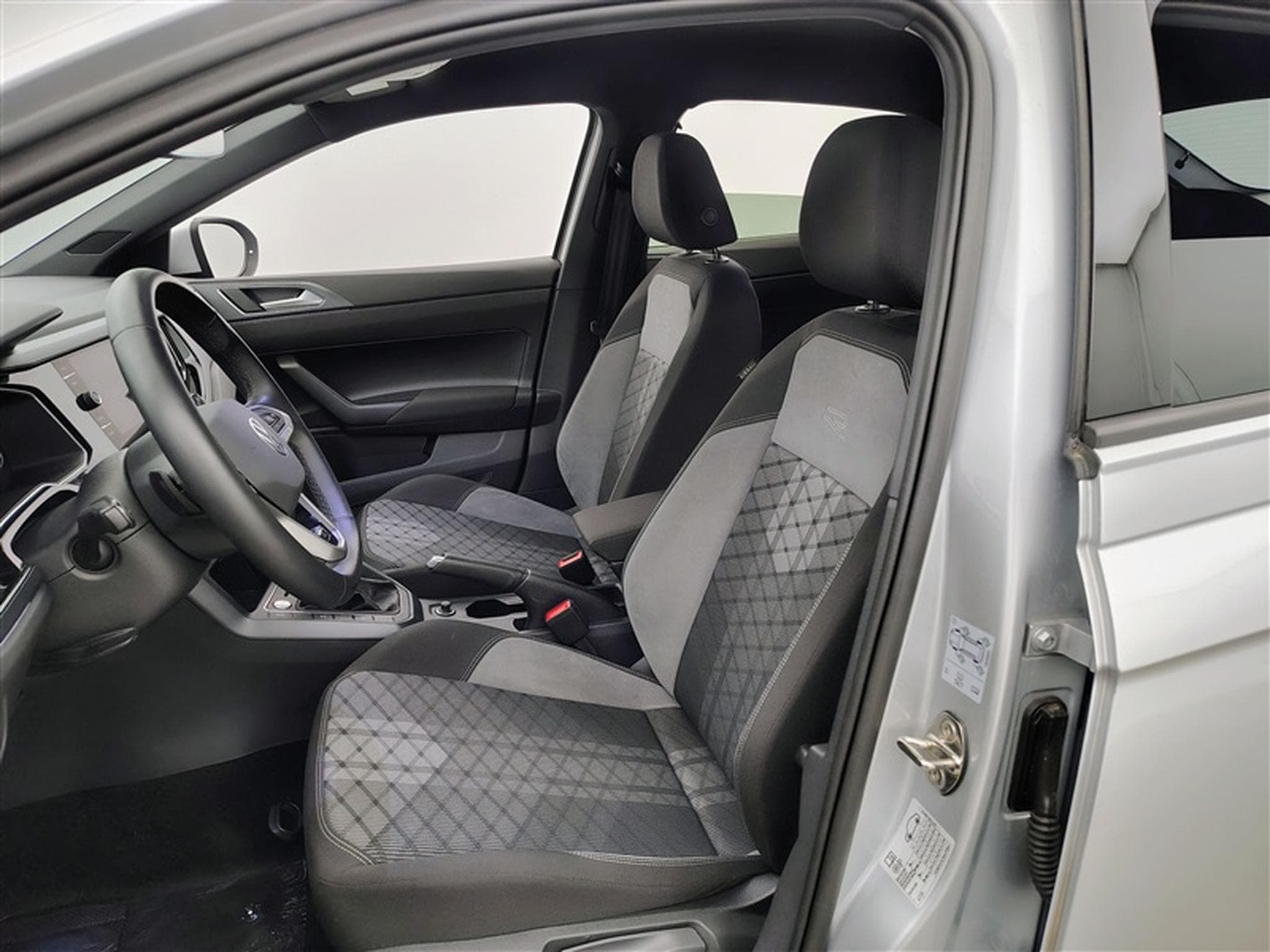 VW Taigo 1.0 TSI 115cv DSG R-Line CARPLAY / FULL LED / CAMERA / JA 18 (2025) - Photo 6