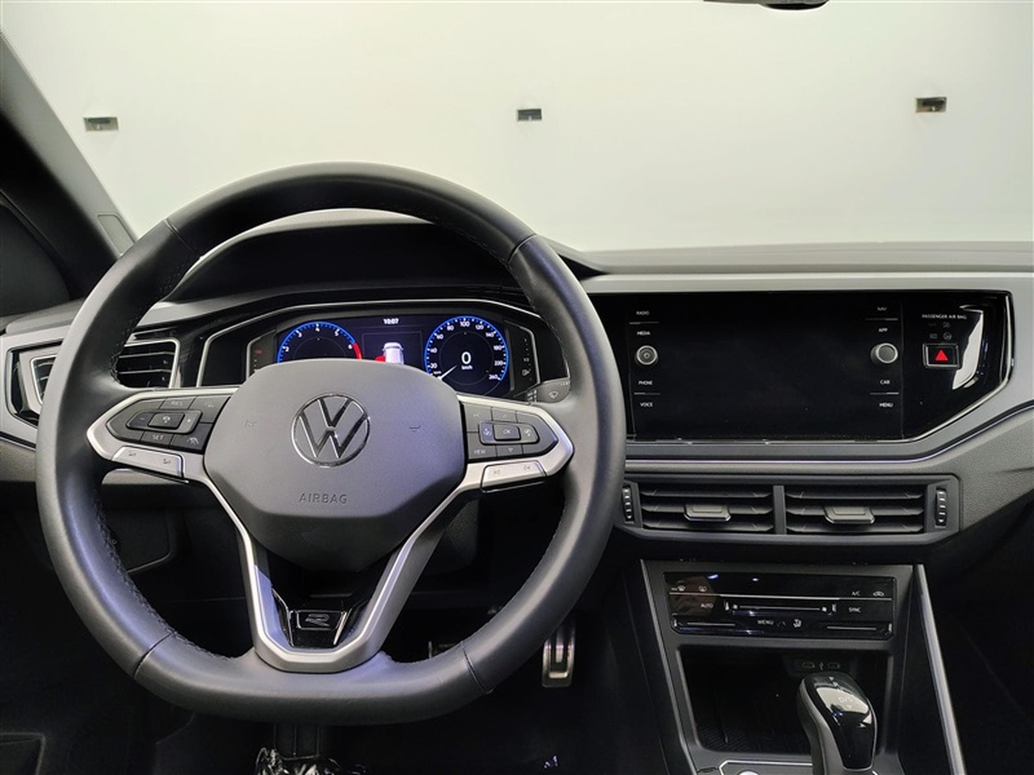 VW Taigo 1.0 TSI 115cv DSG R-Line CARPLAY / FULL LED / CAMERA / JA 18 (2025) - Photo 8