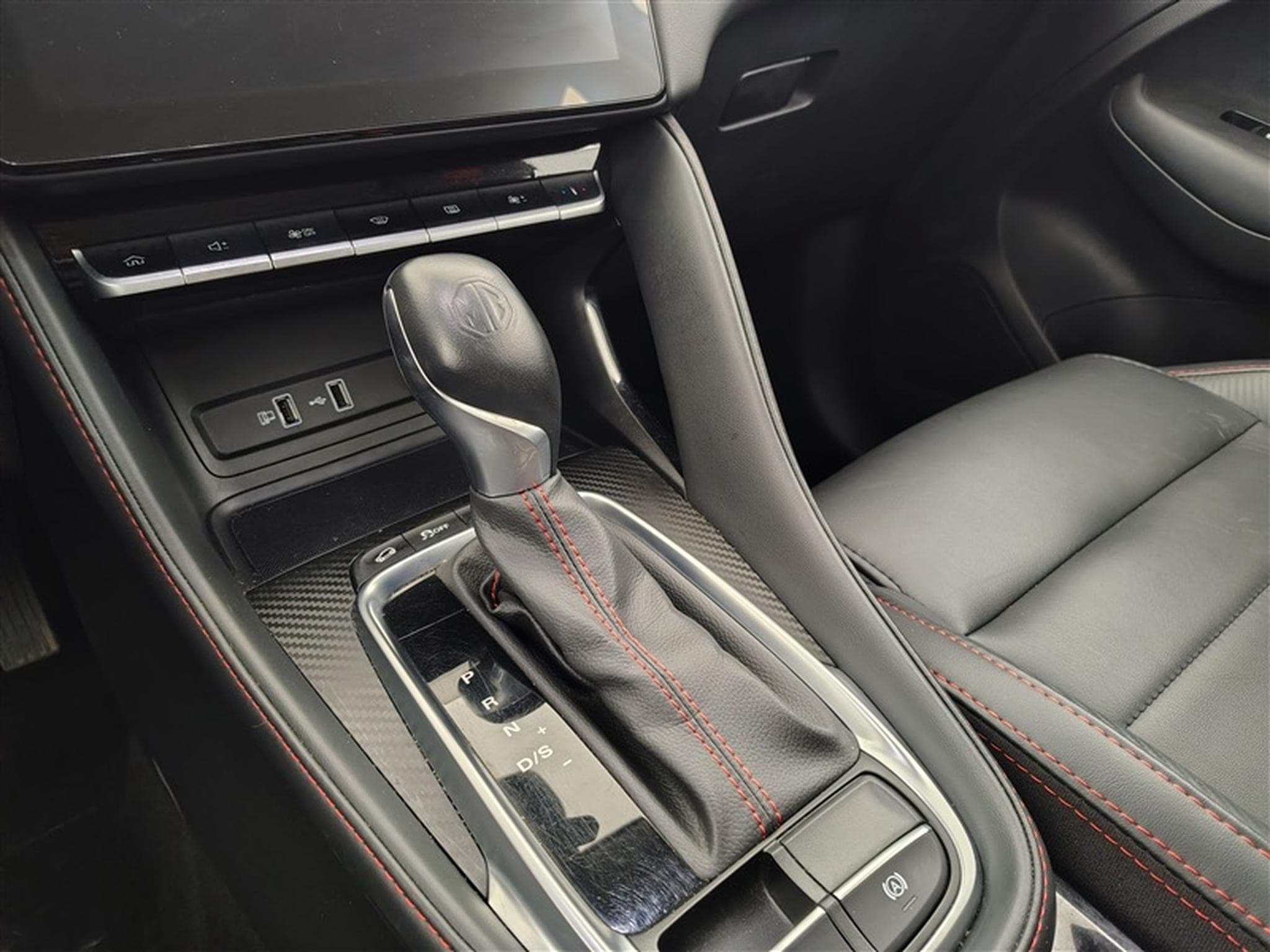 MG ZS 1.0 T-GDi Luxury AT (2024) - Photo 12
