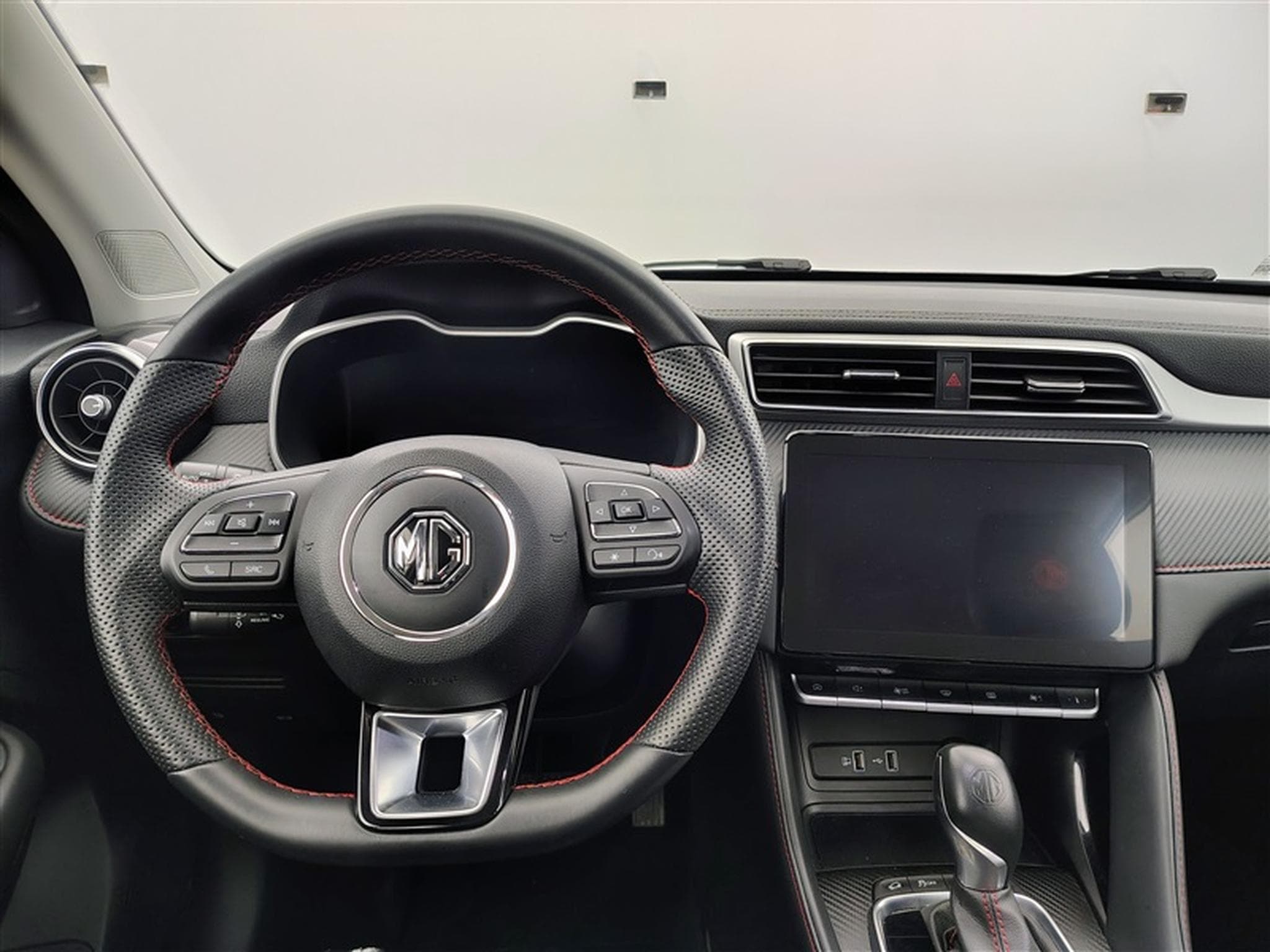 MG ZS 1.0 T-GDi Luxury AT (2024) - Photo 9