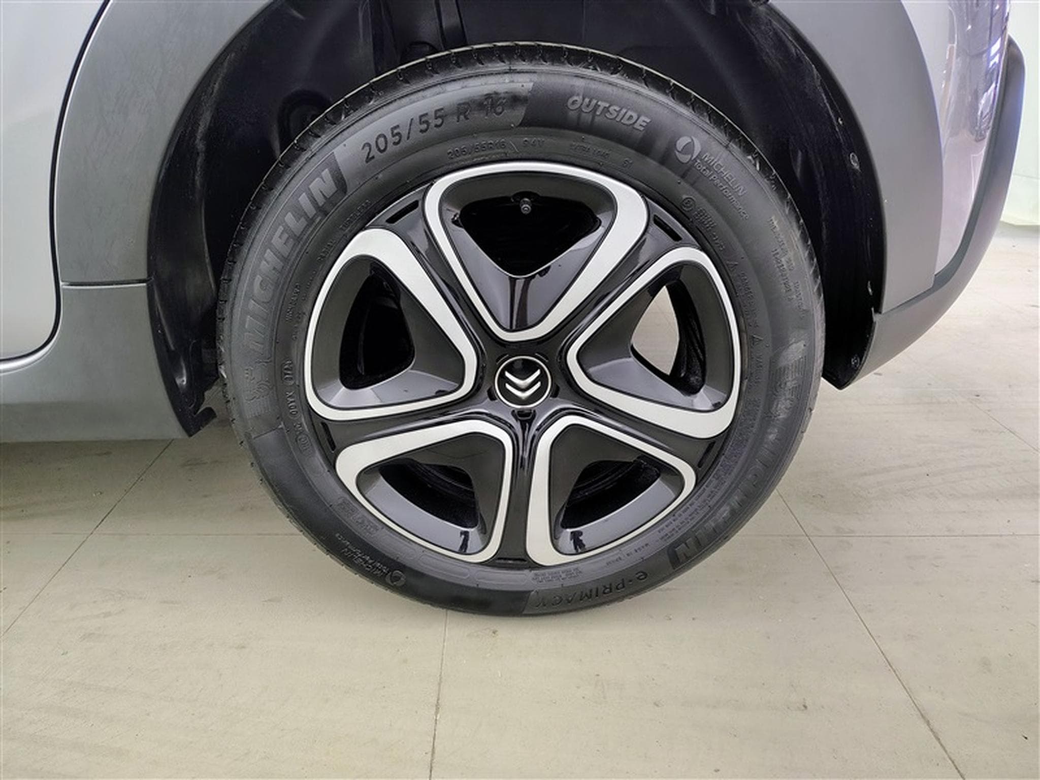 Citroen C3 1.2i PureTech Plus NAVI / FULL LED / PDC AR (2024) - Foto 6