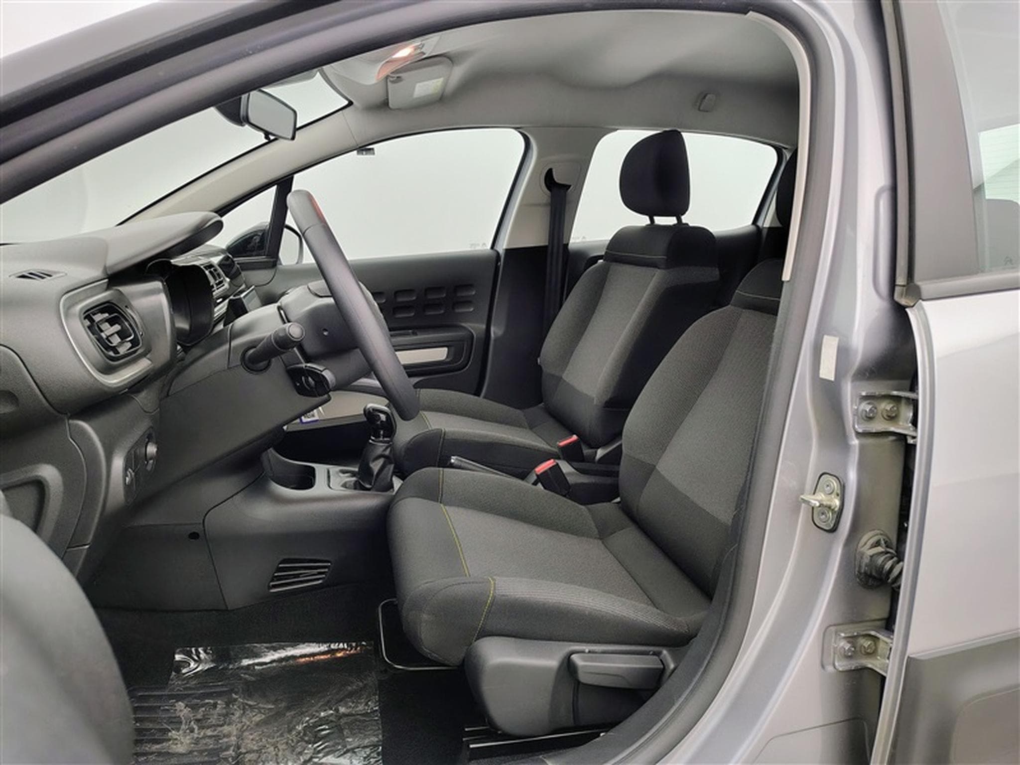 Citroen C3 1.2i PureTech Plus NAVI / FULL LED / PDC AR (2024) - Foto 7