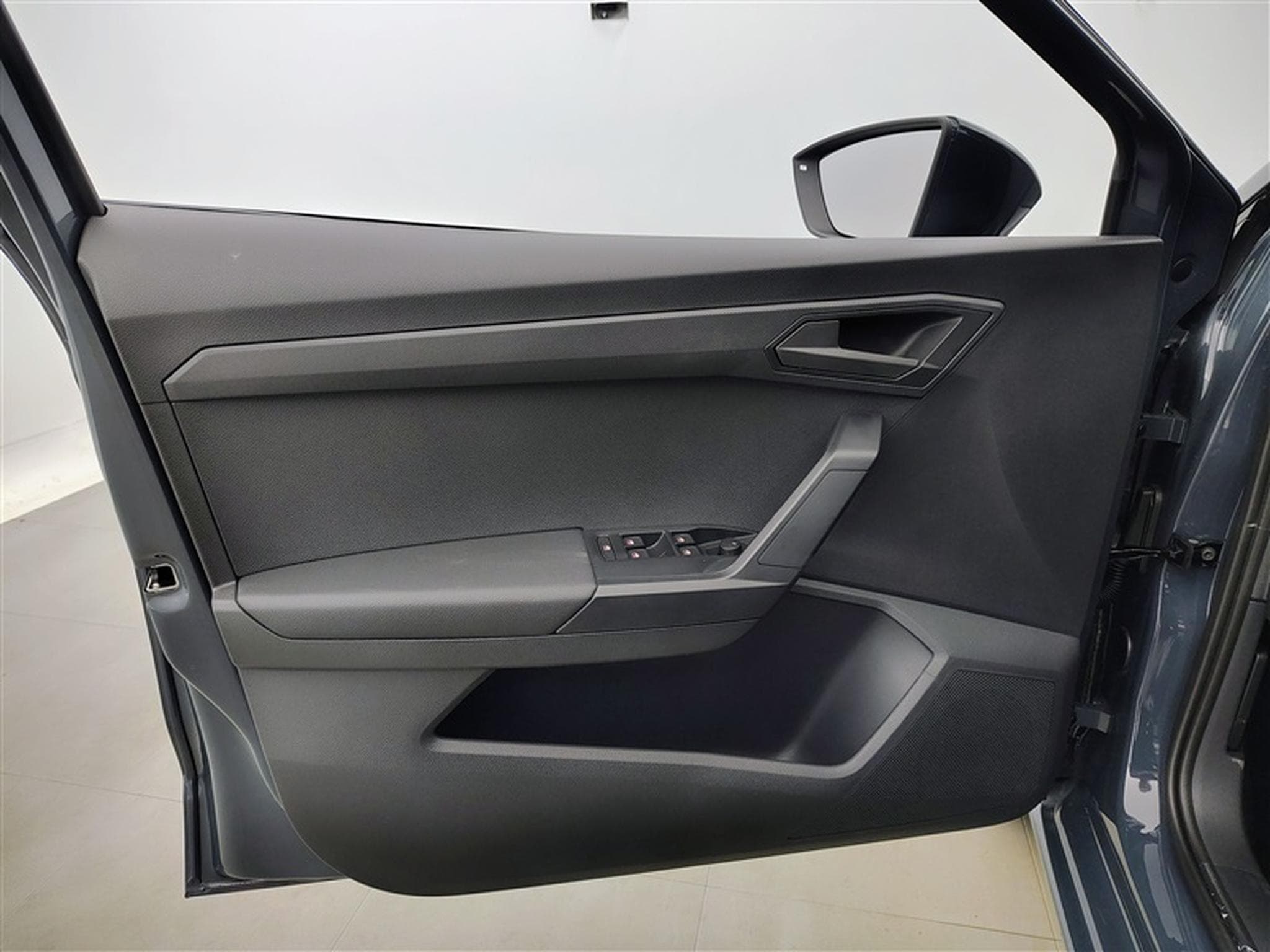 Seat Ibiza 1.0i MPI 80cv CARPLAY / LED / PDC / ALU (2026) - Photo 17