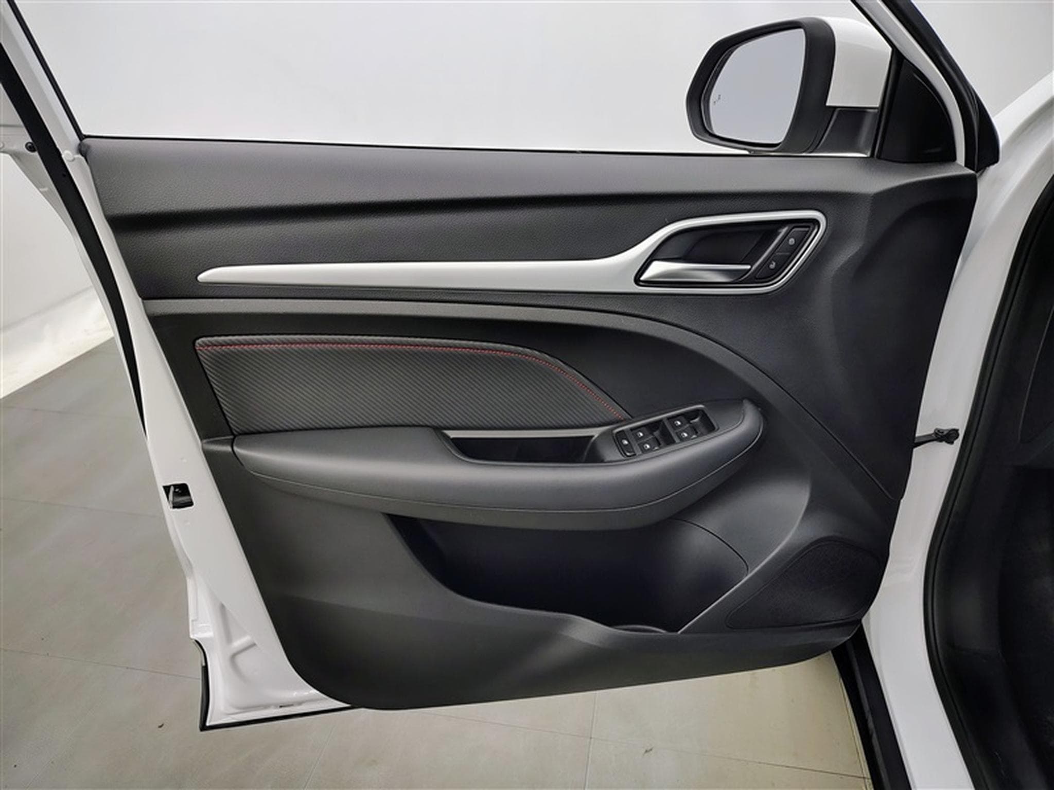 MG ZS 1.0 T-GDi 110cv AUTO Luxury NAVI / FULL LED / CUIR / CAMERA (2024) - Photo 17