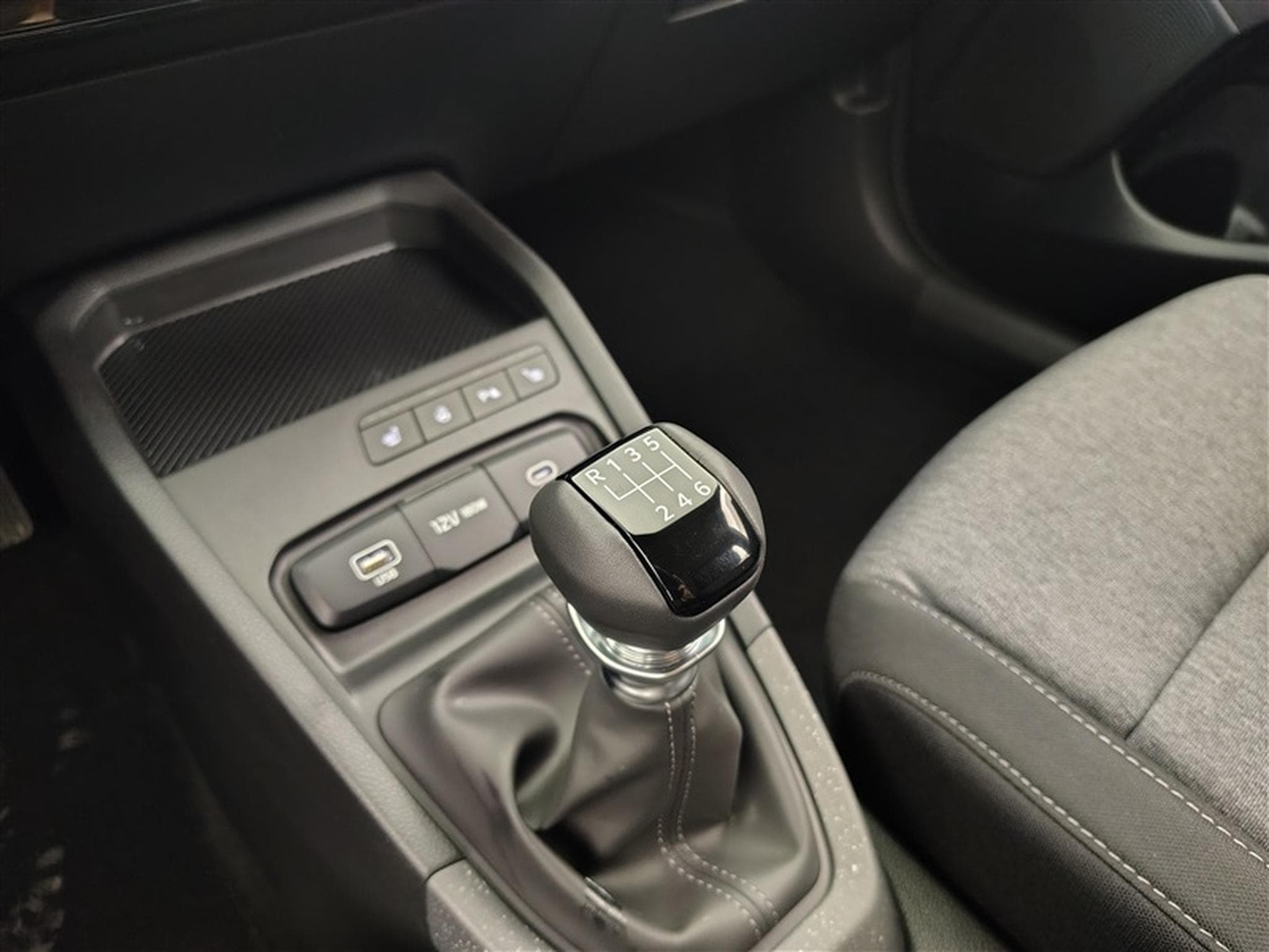 Kia Stonic 1.0 T-GDi 100cv Gold NAVI / CAMERA / CARPLAY (2026) - Photo 12