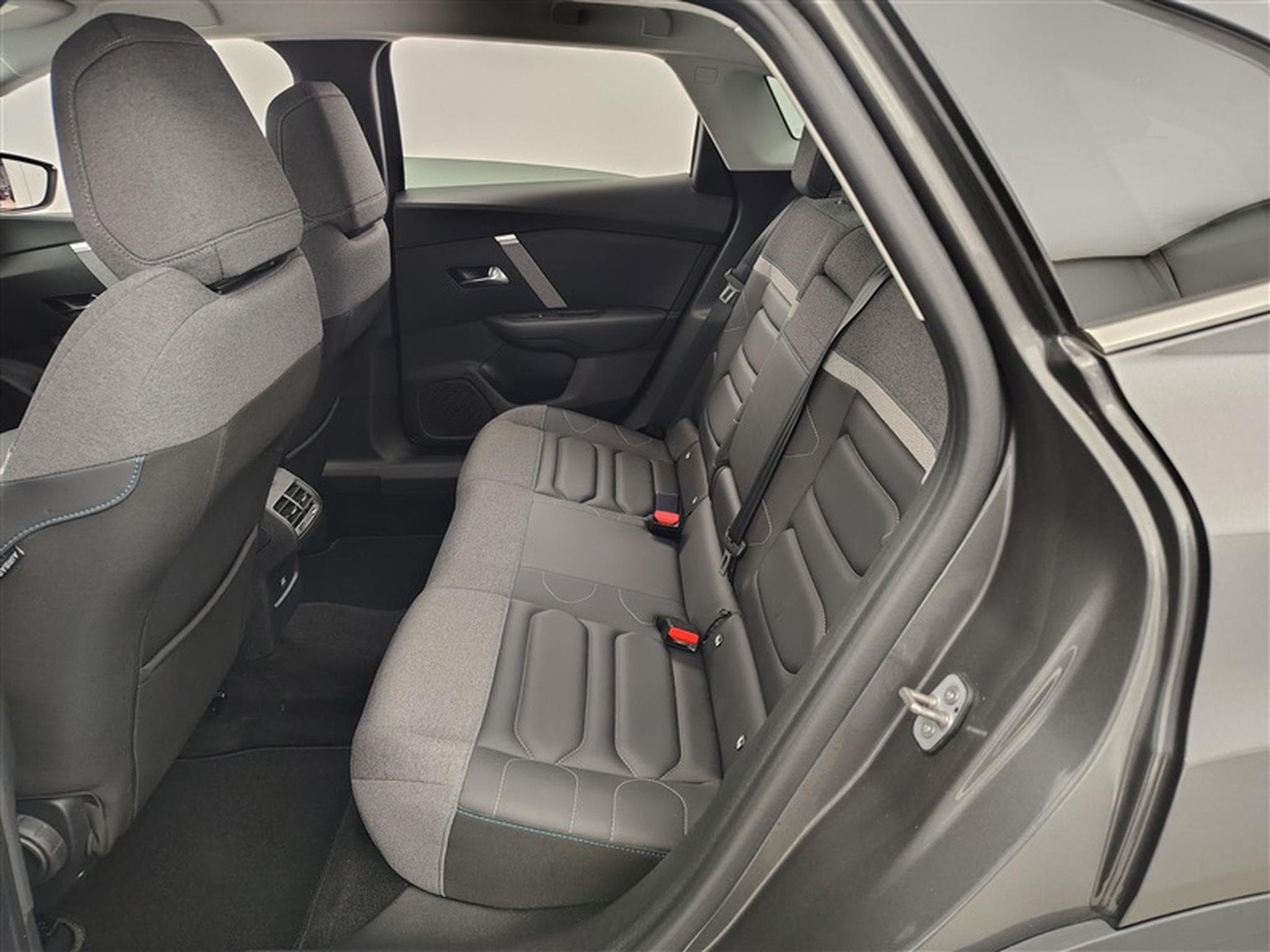 Citroen C4 X 1.2 PureTech 130cv EAT8 Shine S-CUIR / NAVI / CAMERA (2023) - Photo 13