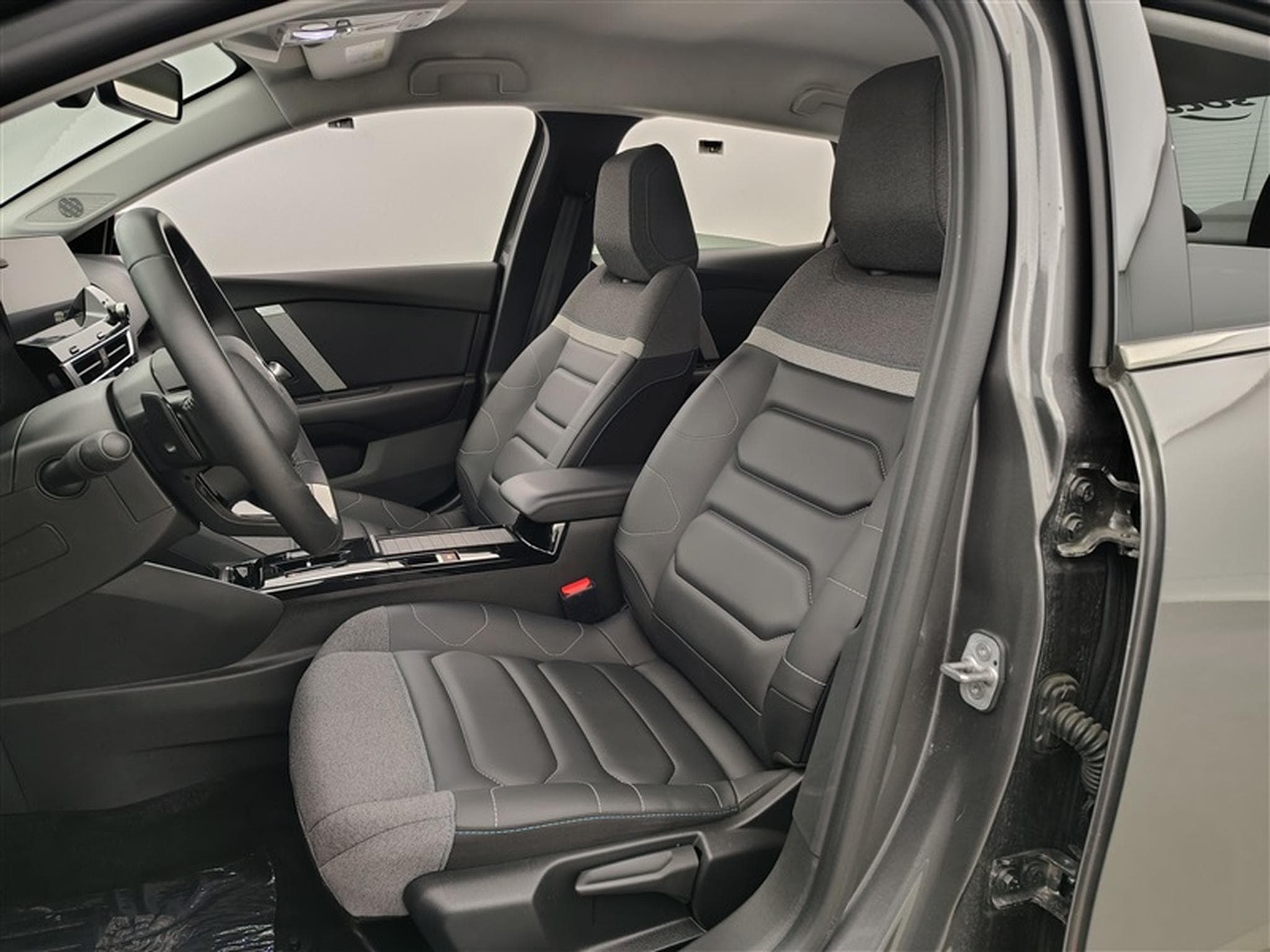 Citroen C4 X 1.2 PureTech 130cv EAT8 Shine S-CUIR / NAVI / CAMERA (2023) - Photo 7