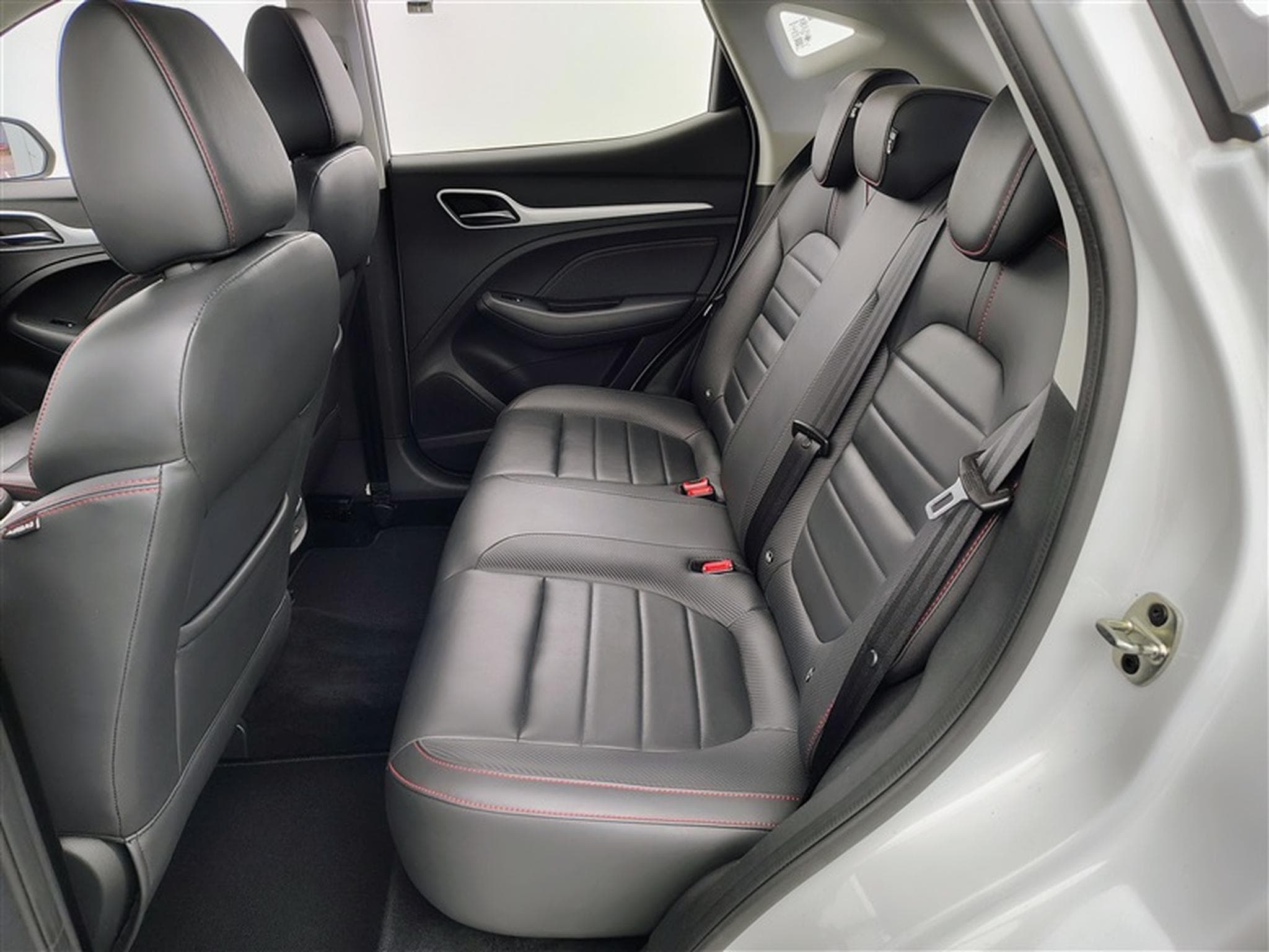MG ZS 1.0 T-GDi 110cv AUTO Luxury NAVI / FULL LED / CUIR / CAMERA (2024) - Photo 13