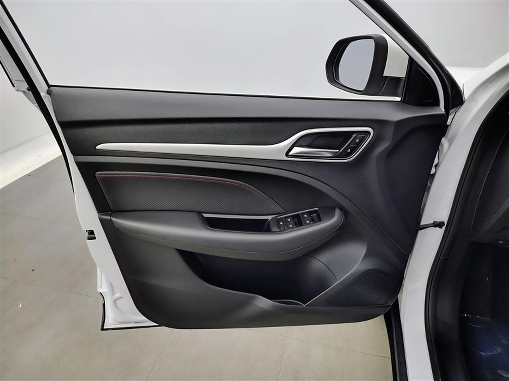 MG ZS 1.0 T-GDi 110cv AUTO Luxury NAVI / FULL LED / CUIR / CAMERA (2024) - Photo 17