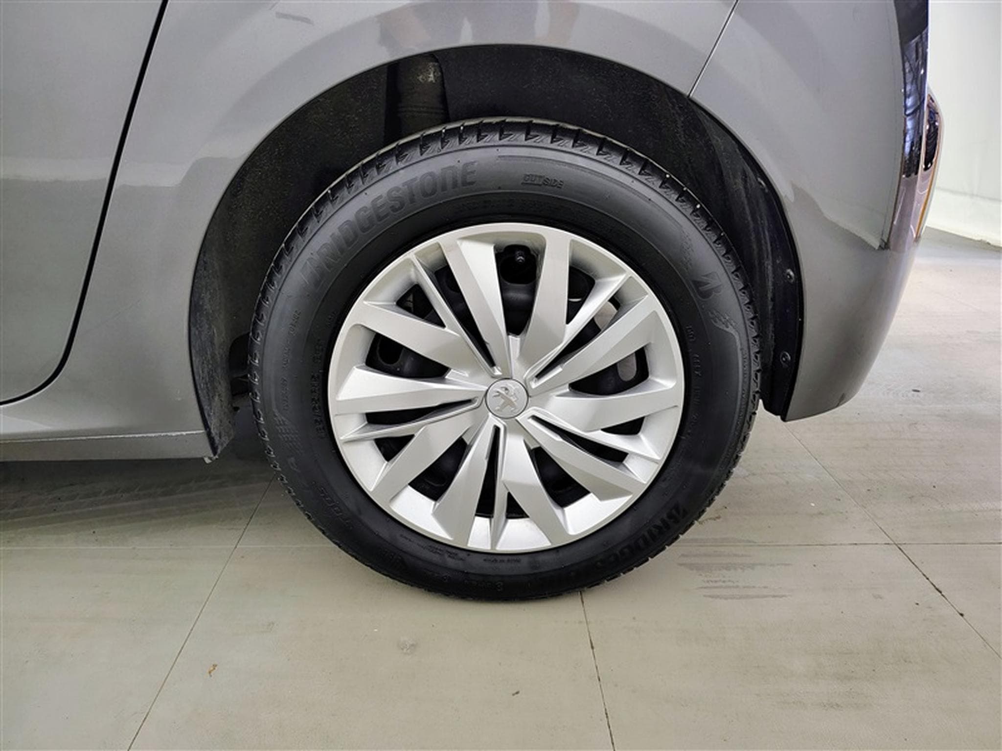 Peugeot 208 1.2i PureTech Like CLIM (2022) - Foto 6