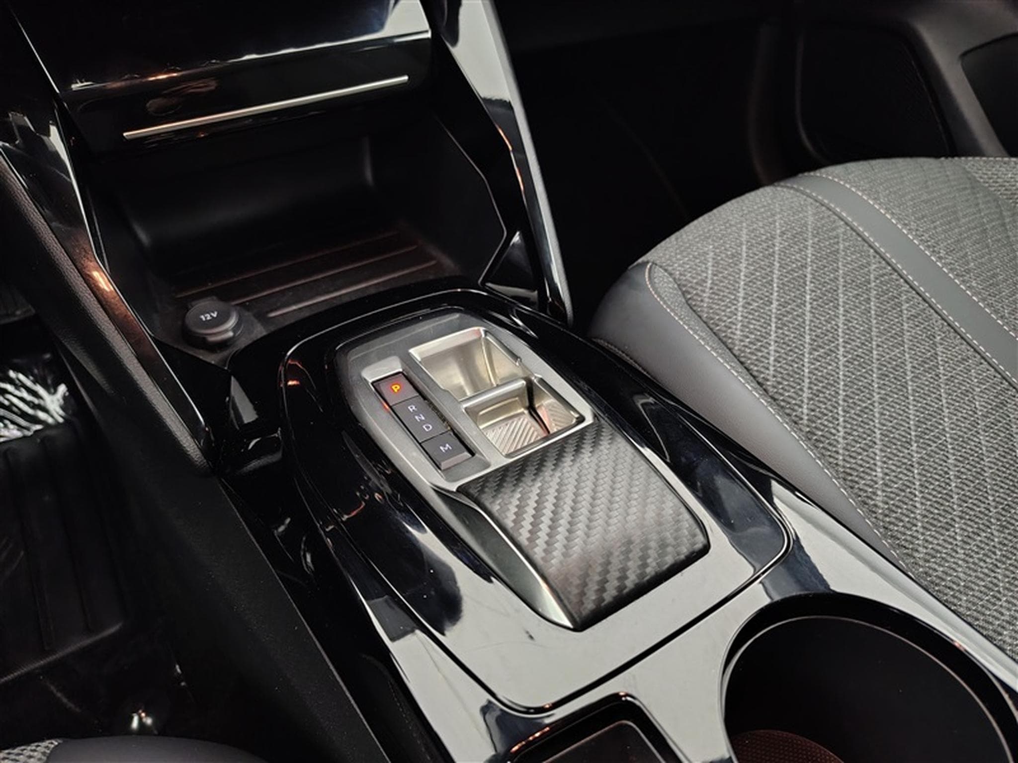 Peugeot 208 1.2 Hybrid 100cv e-DSC6 Allure CARPLAY / FULL LED / S-CUIR (2025) - Photo 12