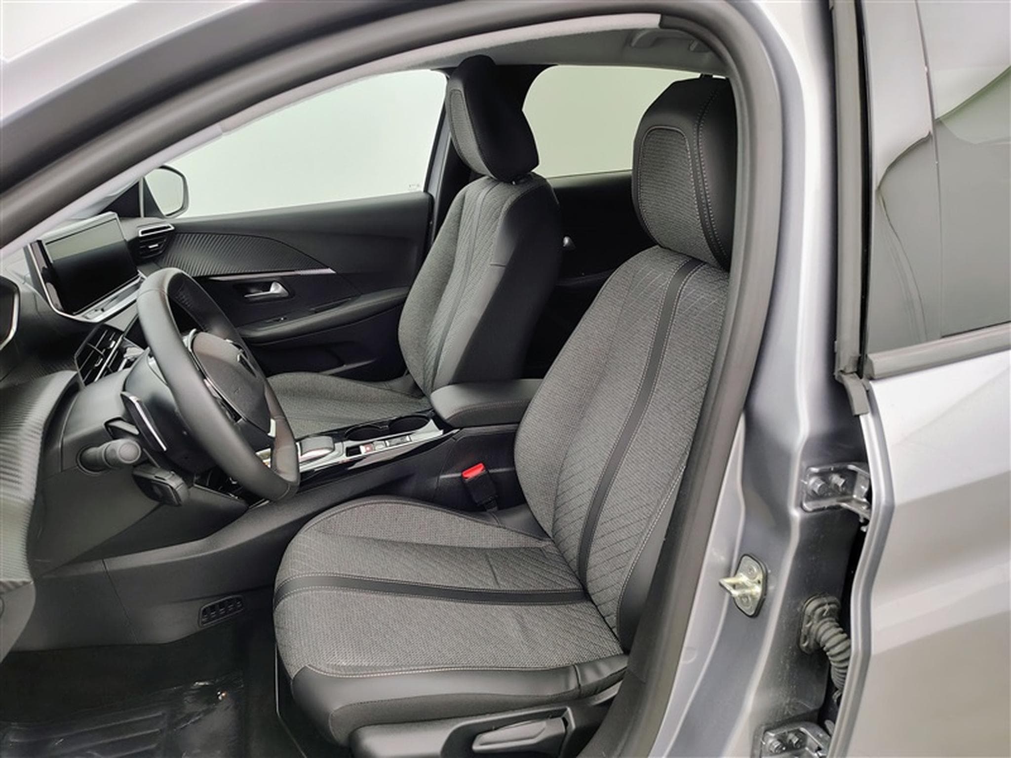 Peugeot 208 1.2 Hybrid 100cv e-DSC6 Allure CARPLAY / FULL LED / S-CUIR (2025) - Photo 7