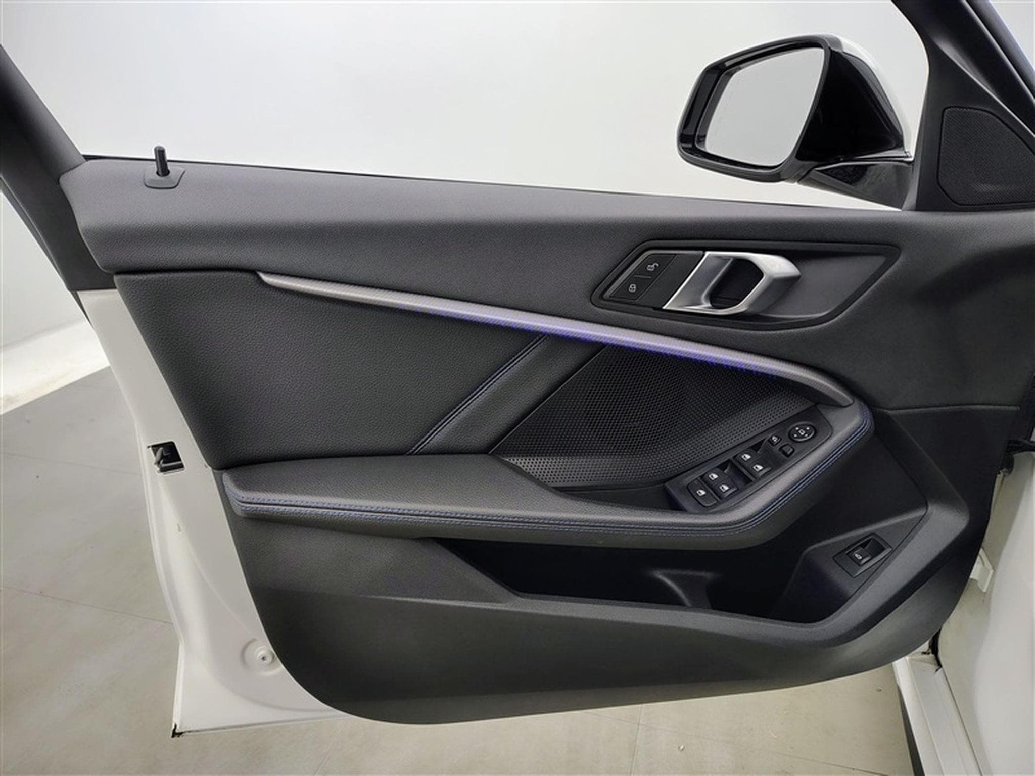 BMW 118 iA PACK M NAVI / FULL LED / S-CUIR / PANO (2023) - Photo 17