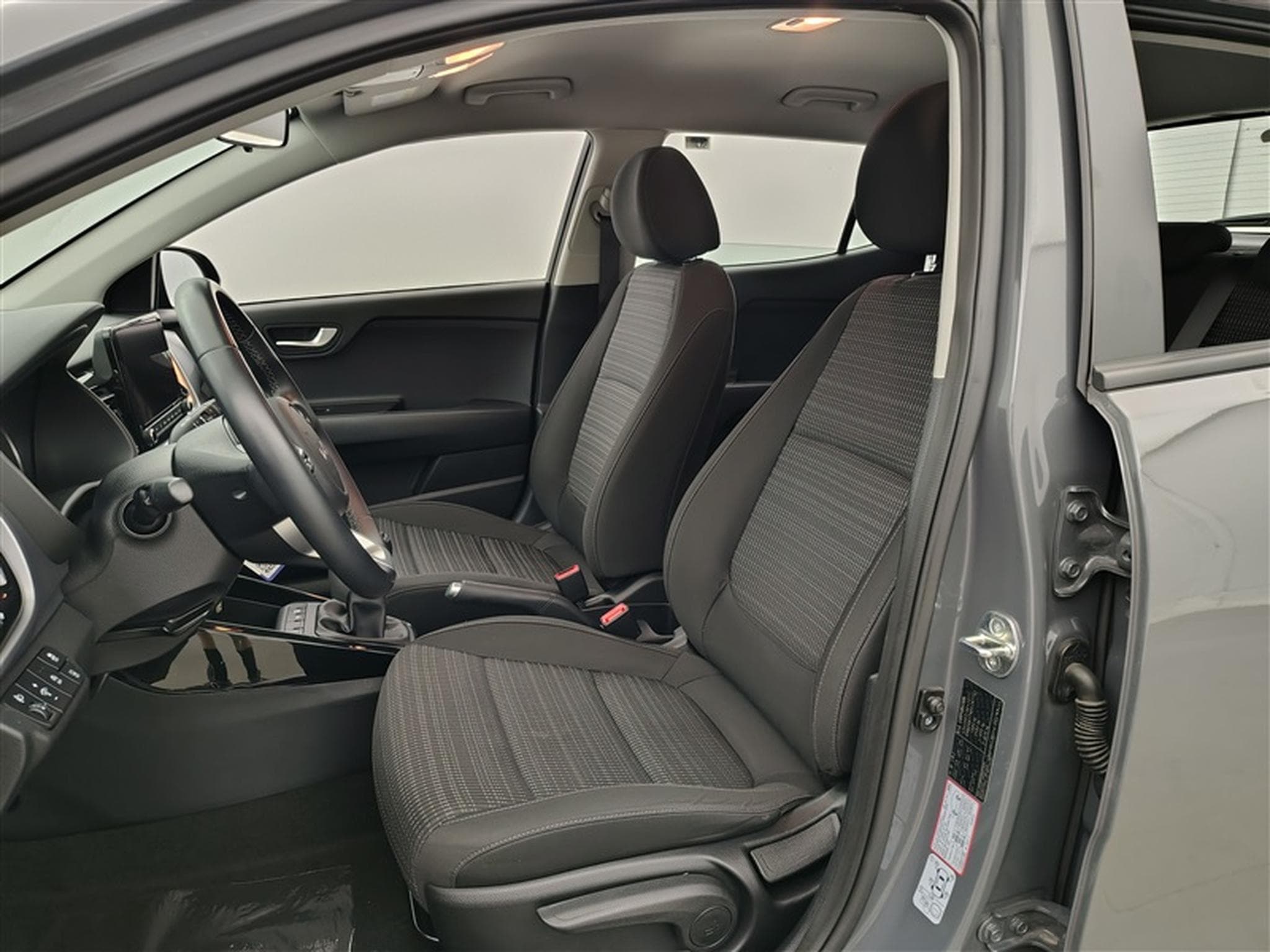 Kia Stonic 1.0 T MHEV Business Line NAVI/LED/JA16/PDC/CAMERA (2023) - Photo 7