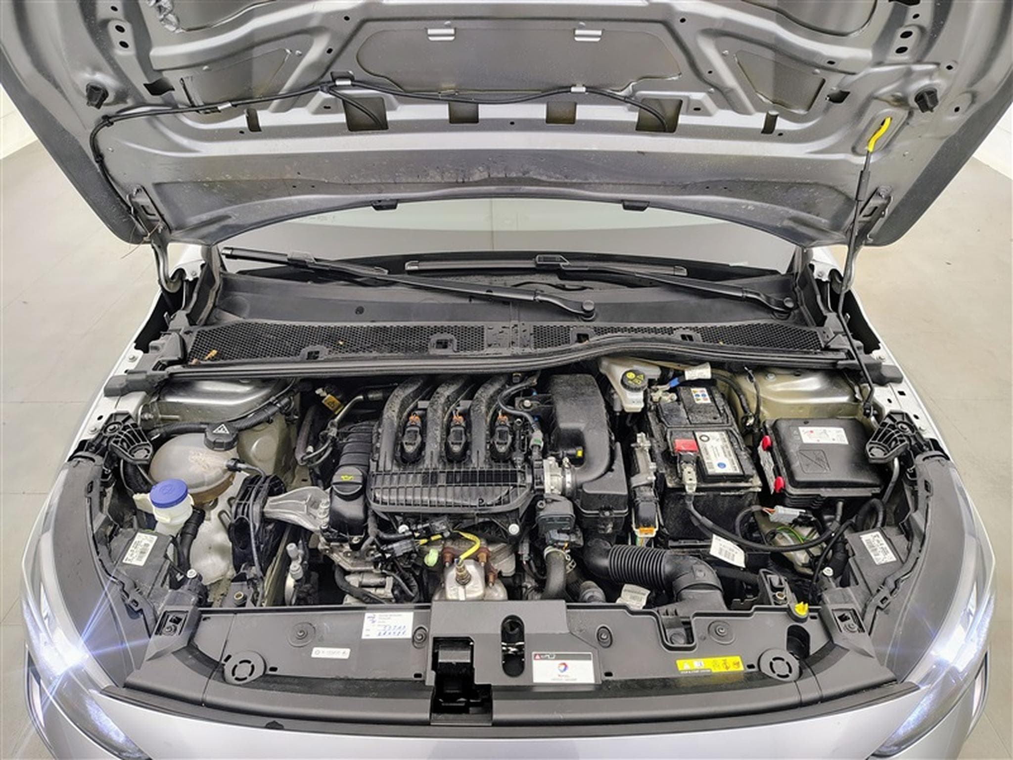 Peugeot 208 1.2i PureTech Style NAVI / FULL LED / CLIM (2023) - Photo 19