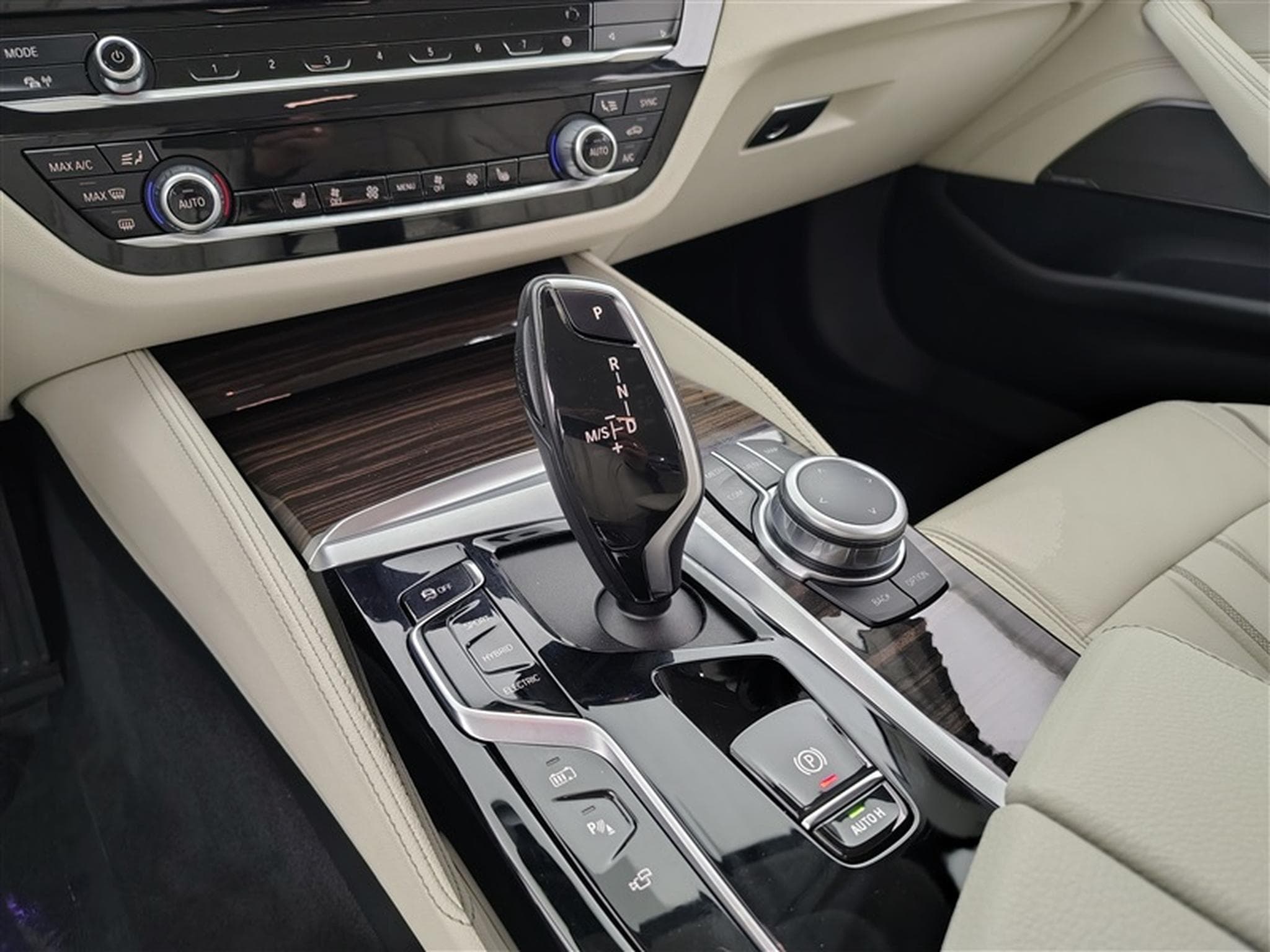 BMW 520 520eA PHEV NAVI / CUIR / FULL LED / HUD (2022) - Photo 12