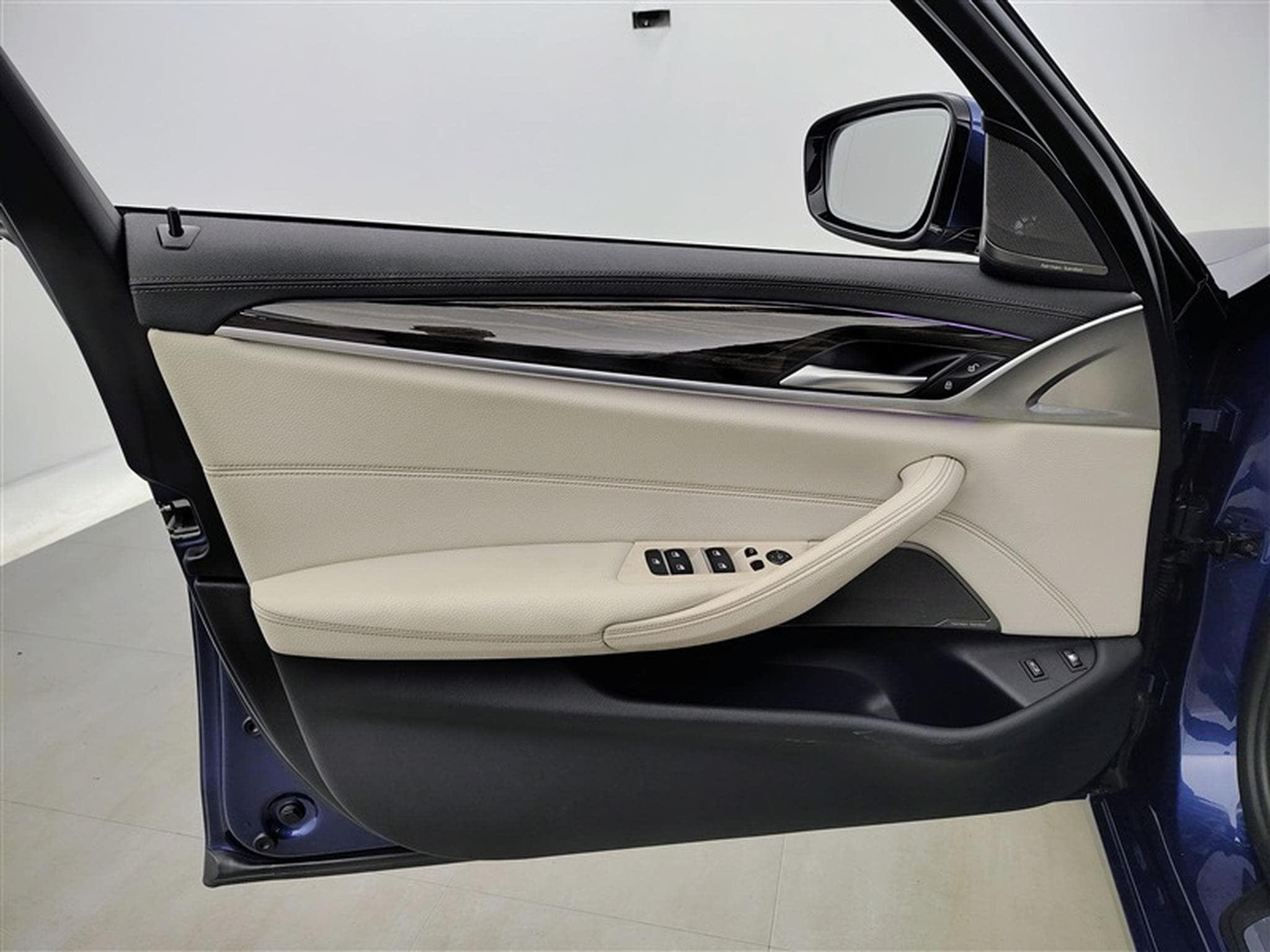 BMW 520 520eA PHEV NAVI / CUIR / FULL LED / HUD (2022) - Photo 17