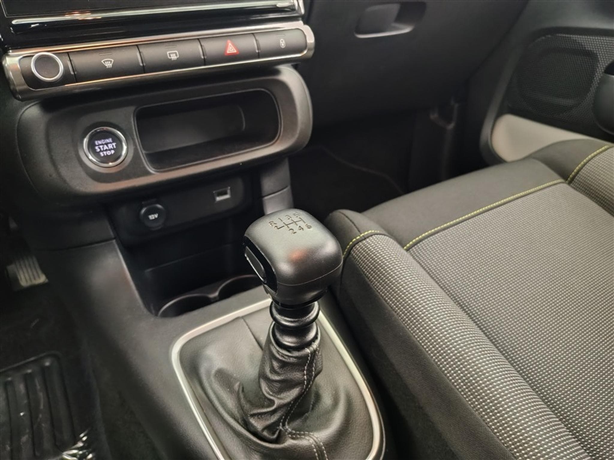 Citroen C3 1.2i PureTech Feel NAVI / FULL LED / CARPLAY (2024) - Photo 12