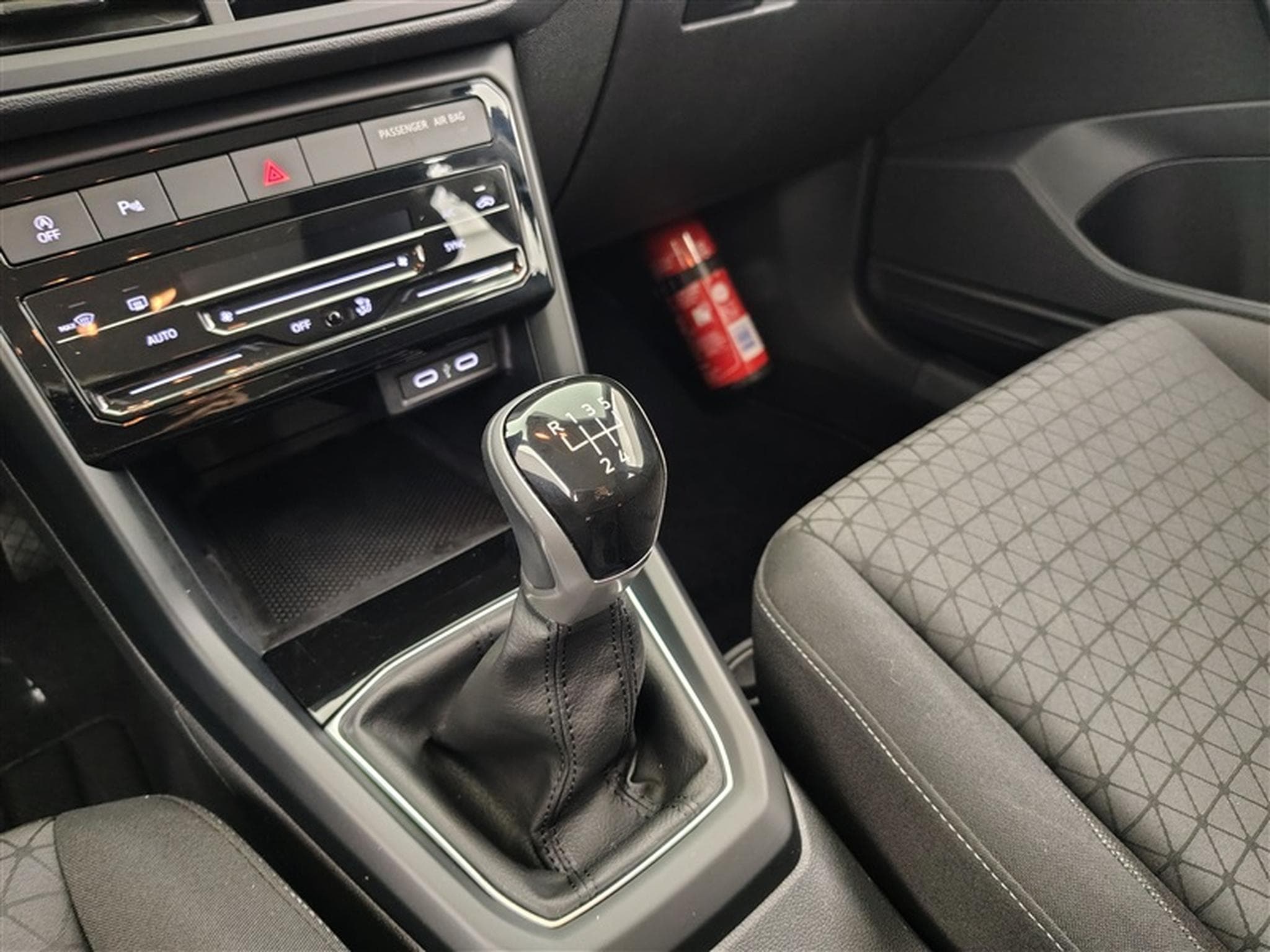 VW T-Cross 1.0 TSI Life (2024) - Photo 12