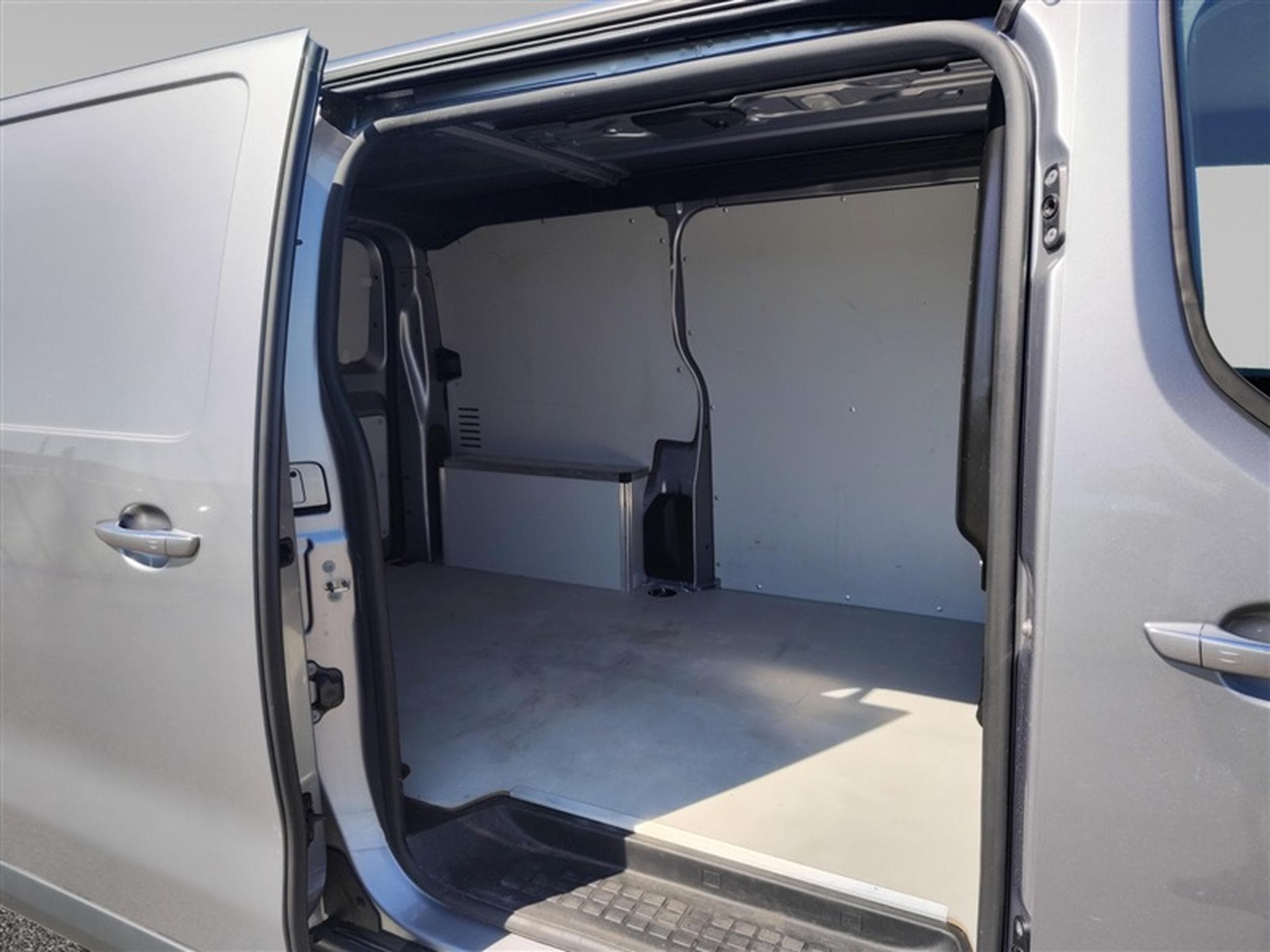 Opel Vivaro 2.0 TD L2H1 Edition AUTO/NAVI/PDC (2023) - Foto 14