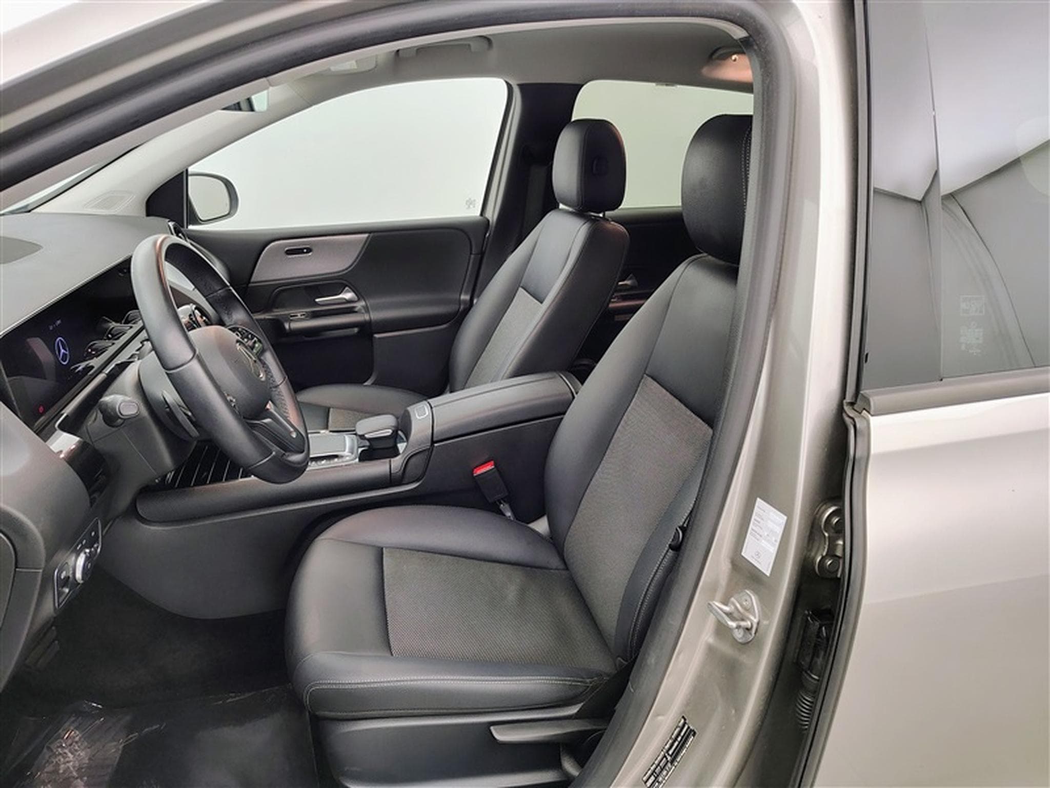 Mercedes B 180 B 180 7G-Tronic Business *NAVI/CUIR PARTIEL/PDC AV+AR* (2020) - Foto 7