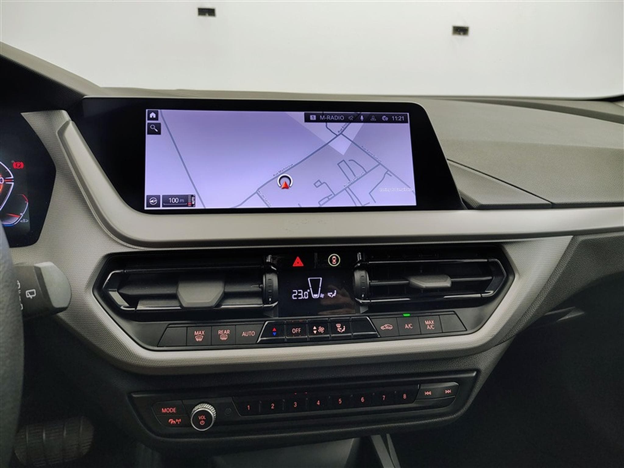 BMW 118 iA Business NAVI / FULL LED / PDC AV-AR (2023) - Foto 11