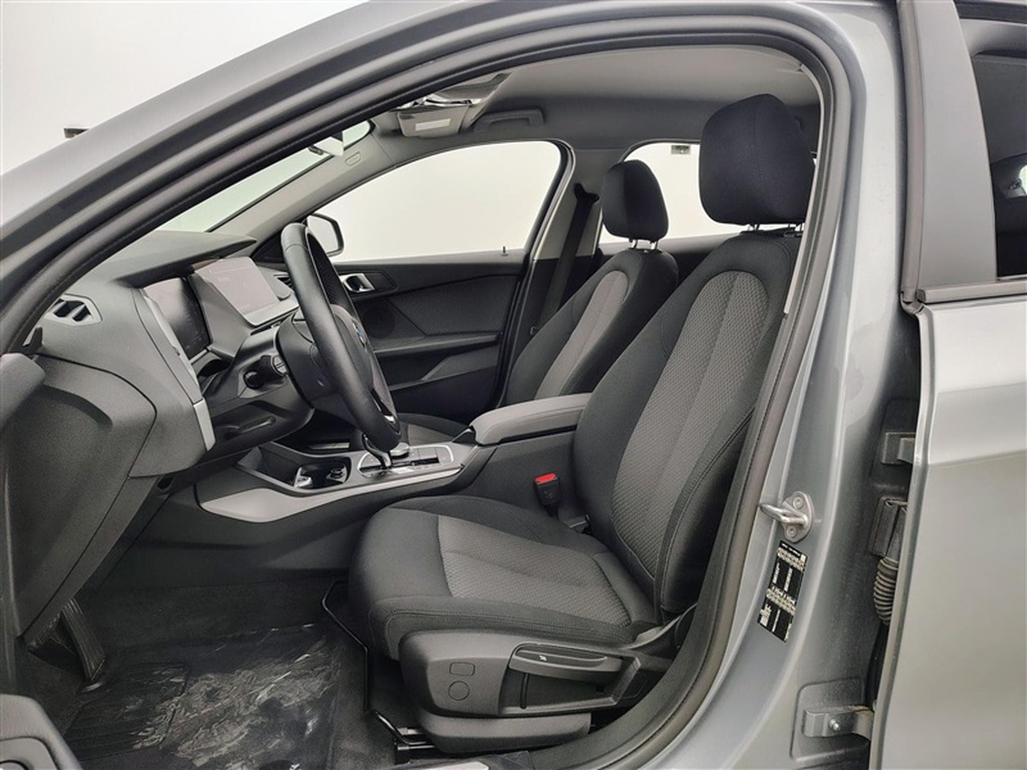 BMW 118 iA Business NAVI / FULL LED / PDC AV-AR (2023) - Foto 7