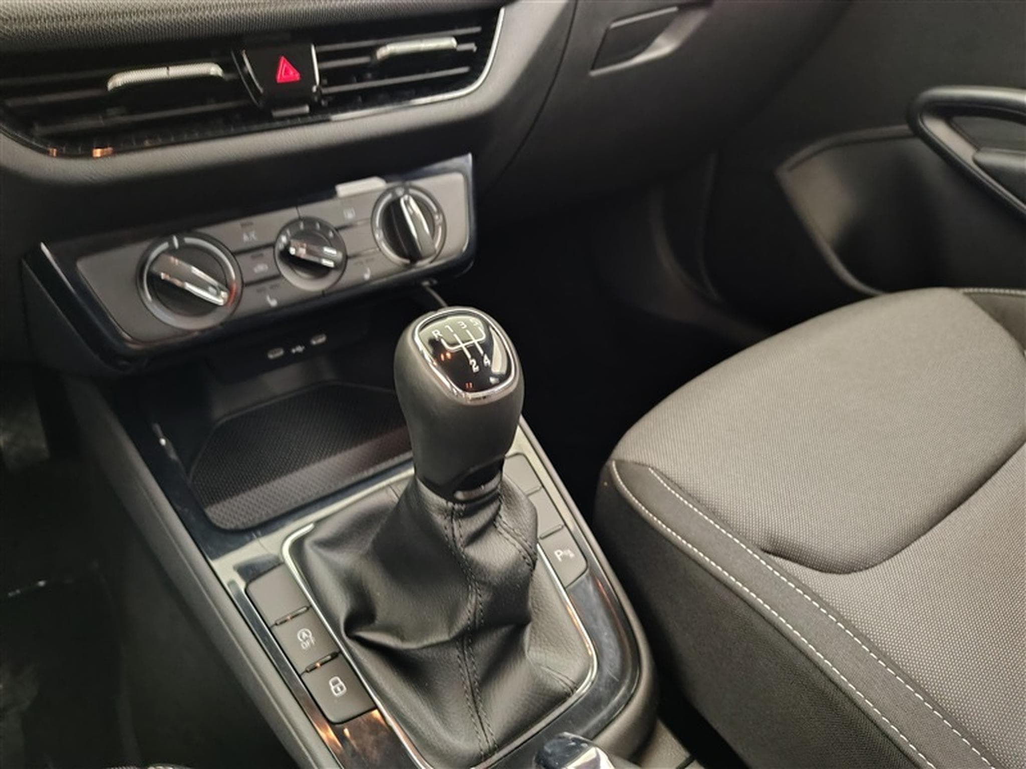 Skoda Fabia 1.0 TSI 95Cv Young Edition CARPLAY / CAMERA / FULL LED / ALU (2025) - Foto 12