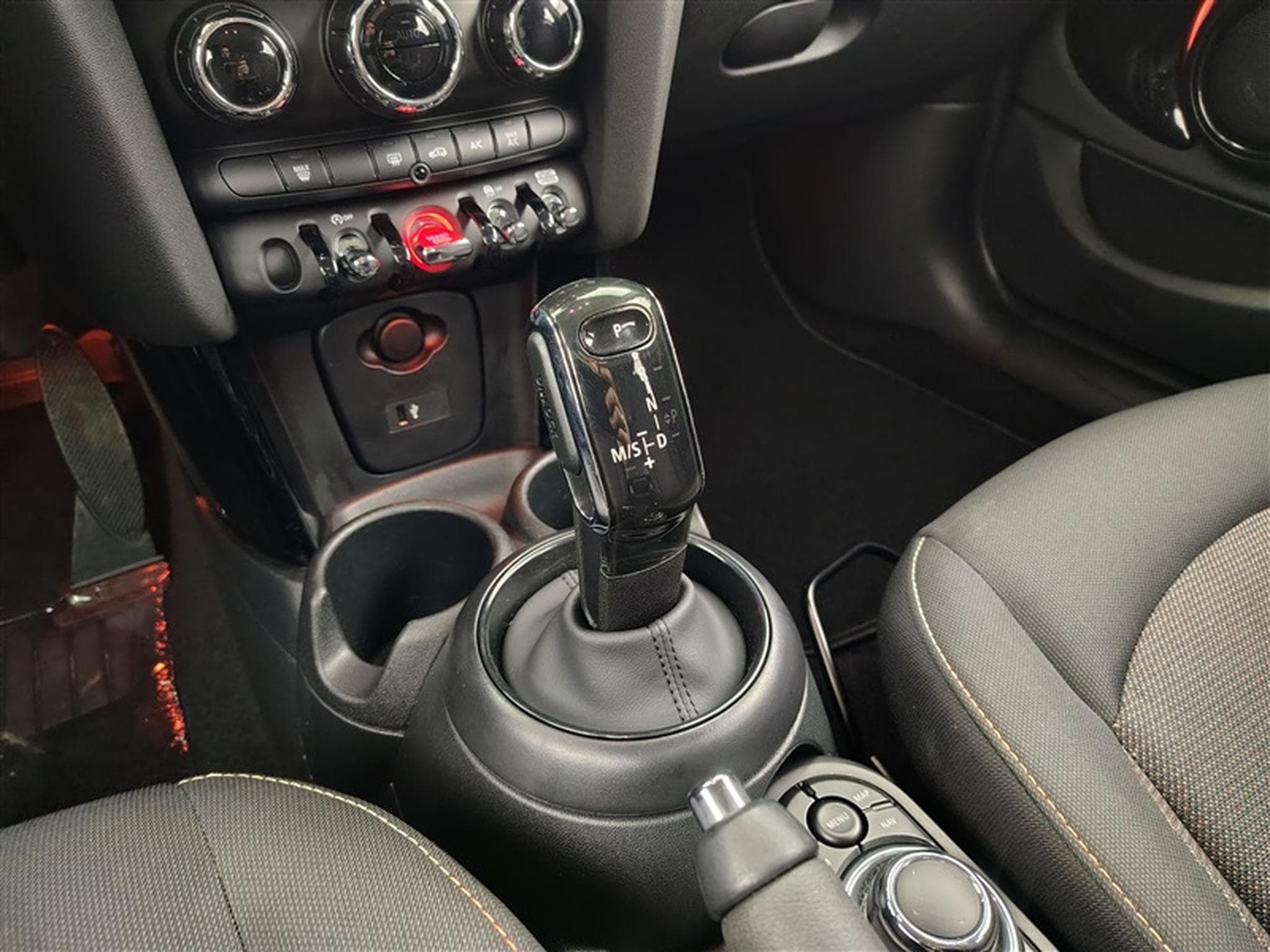 MINI Cooper 1.5A Cooper AUTO / NAVI PRO / FULL LED / ALU (2023) - Foto 12