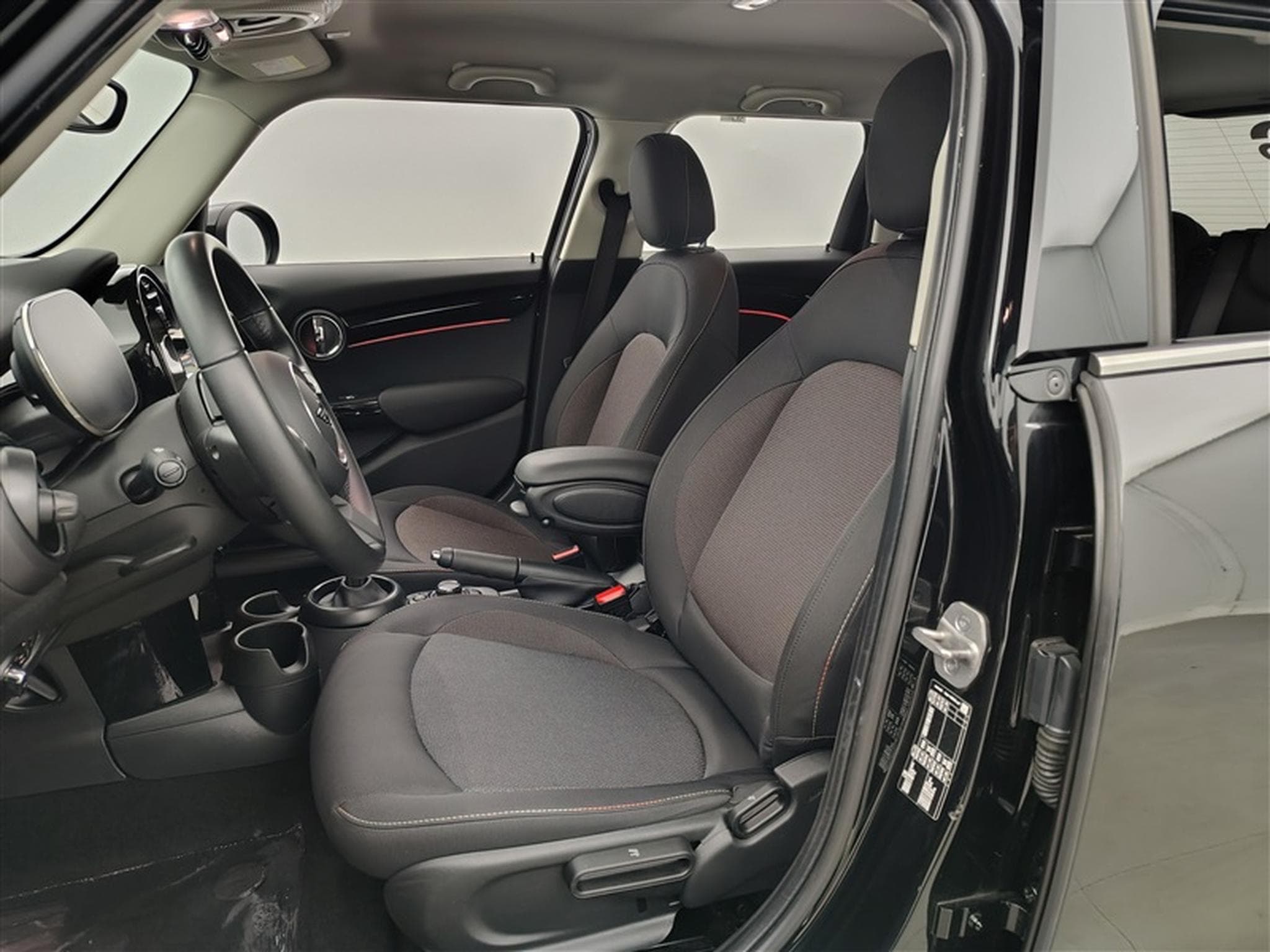 MINI Cooper 1.5A Cooper AUTO / NAVI PRO / FULL LED / ALU (2023) - Foto 7