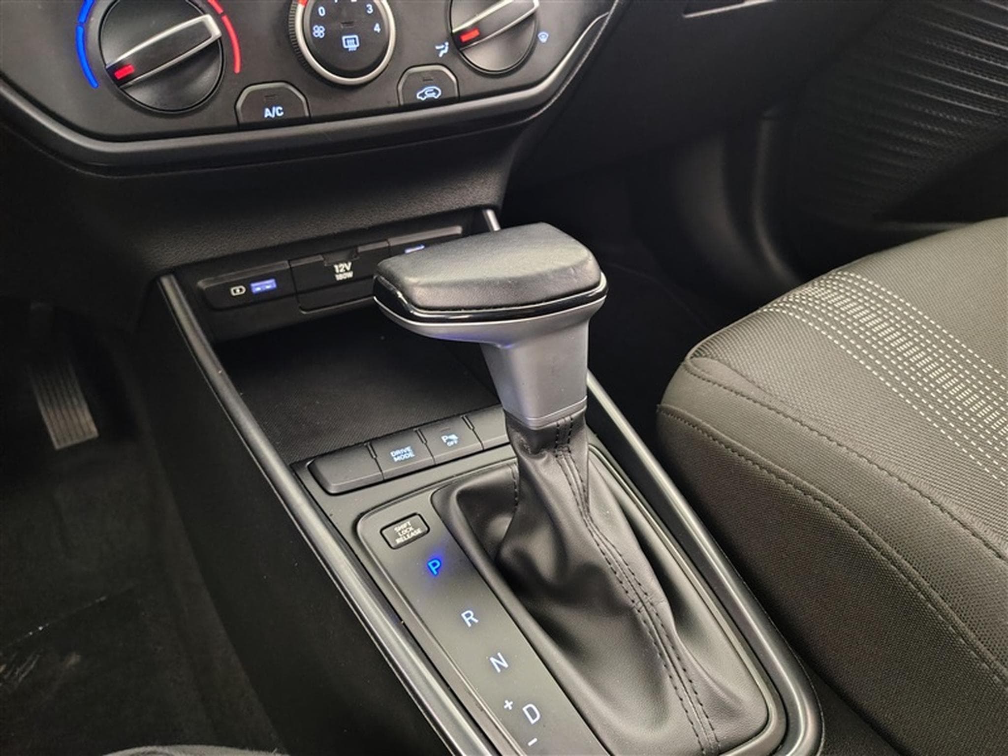 Hyundai Bayon 1.0 T-GDi MHEV DCT Sky CARPLAY / FULL LED / CAMERA / KEYLESS (2023) - Photo 12
