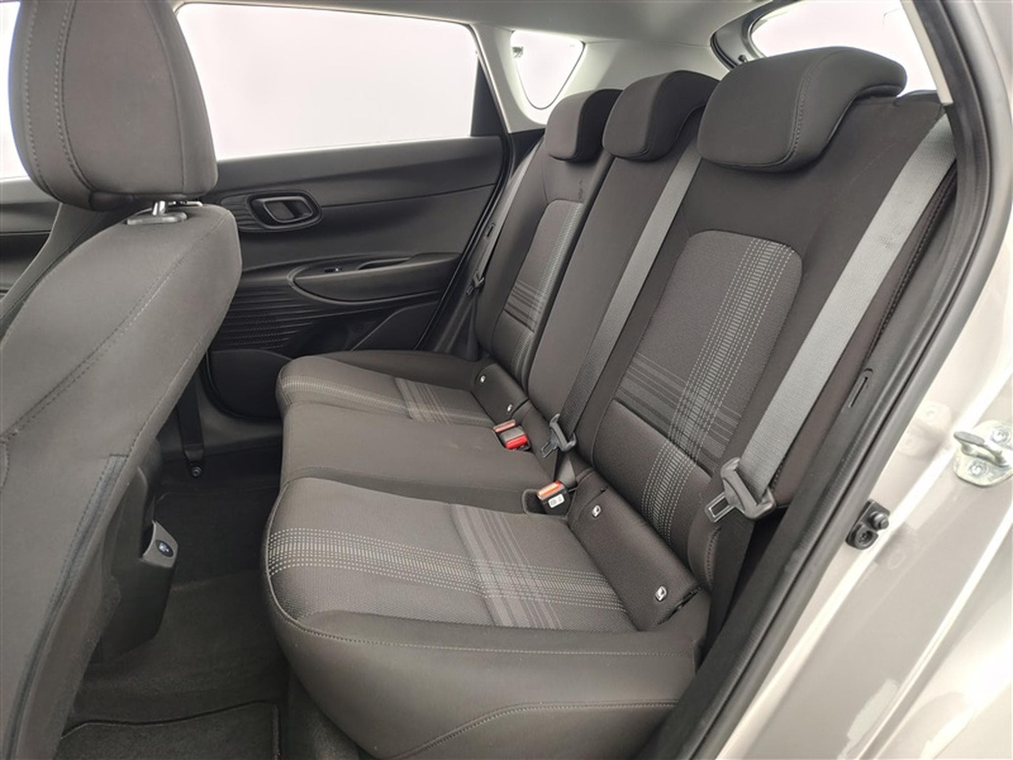 Hyundai Bayon 1.0 T-GDi MHEV DCT Sky CARPLAY / FULL LED / CAMERA / KEYLESS (2023) - Photo 13