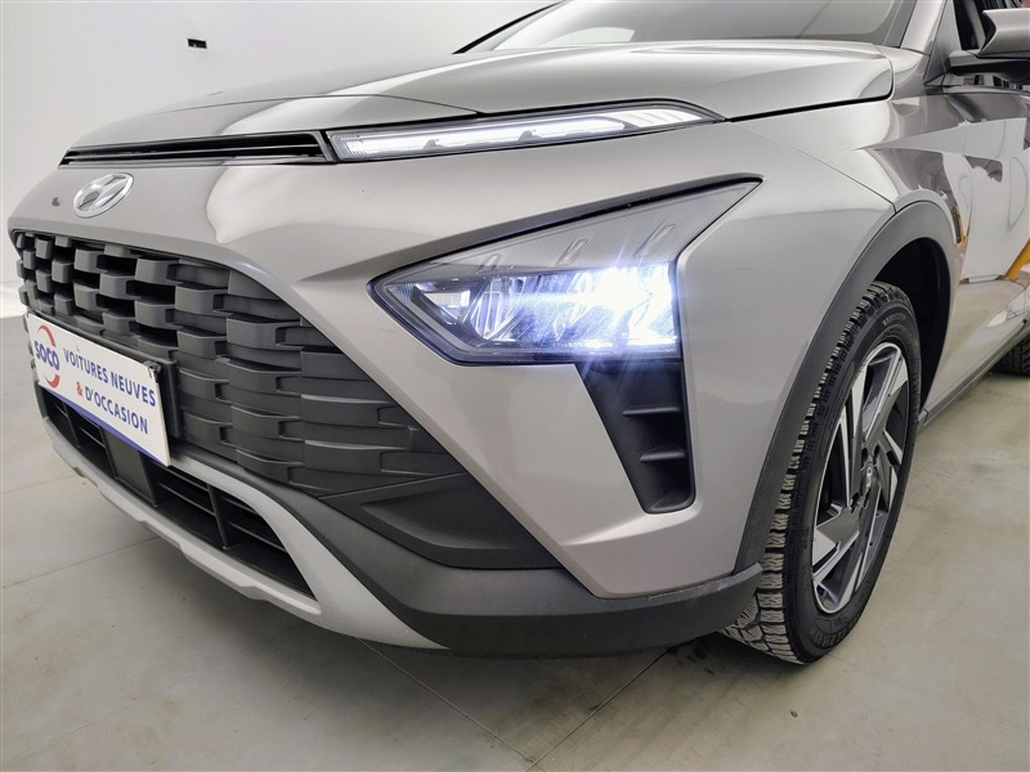 Hyundai Bayon 1.0 T-GDi MHEV DCT Sky CARPLAY / FULL LED / CAMERA / KEYLESS (2023) - Photo 15