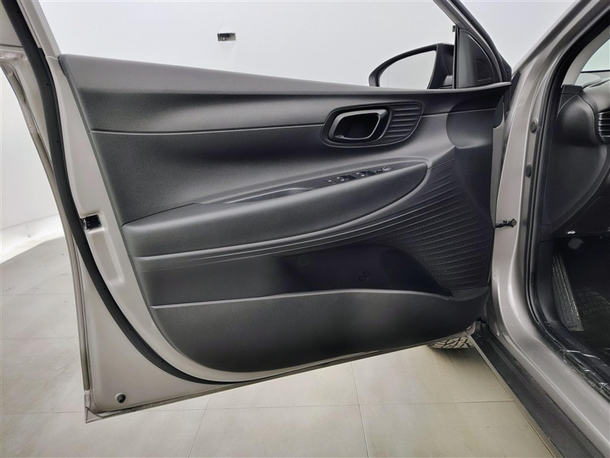 Hyundai Bayon 1.0 T-GDi MHEV DCT Sky CARPLAY / FULL LED / CAMERA / KEYLESS (2023) - Photo 16