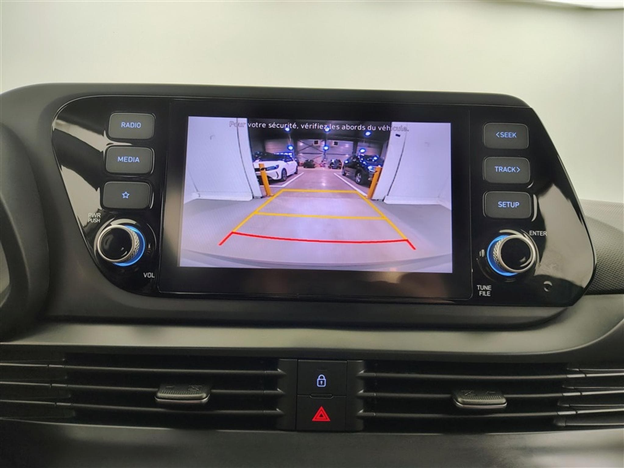 Hyundai Bayon 1.0 T-GDi MHEV DCT Sky CARPLAY / FULL LED / CAMERA / KEYLESS (2023) - Photo 17